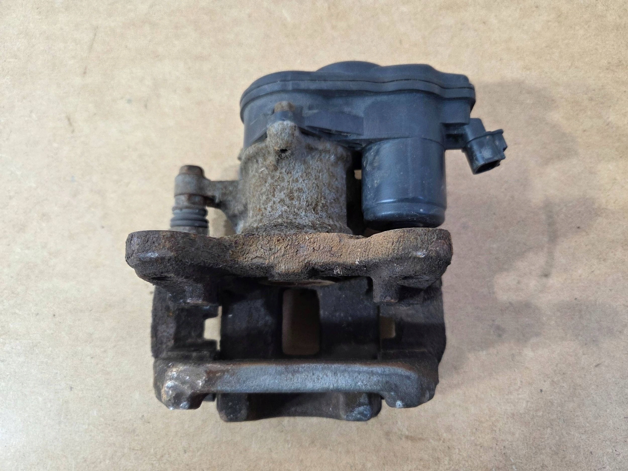Toyota RAV 4 XA50 caliper brake rear left (B849)