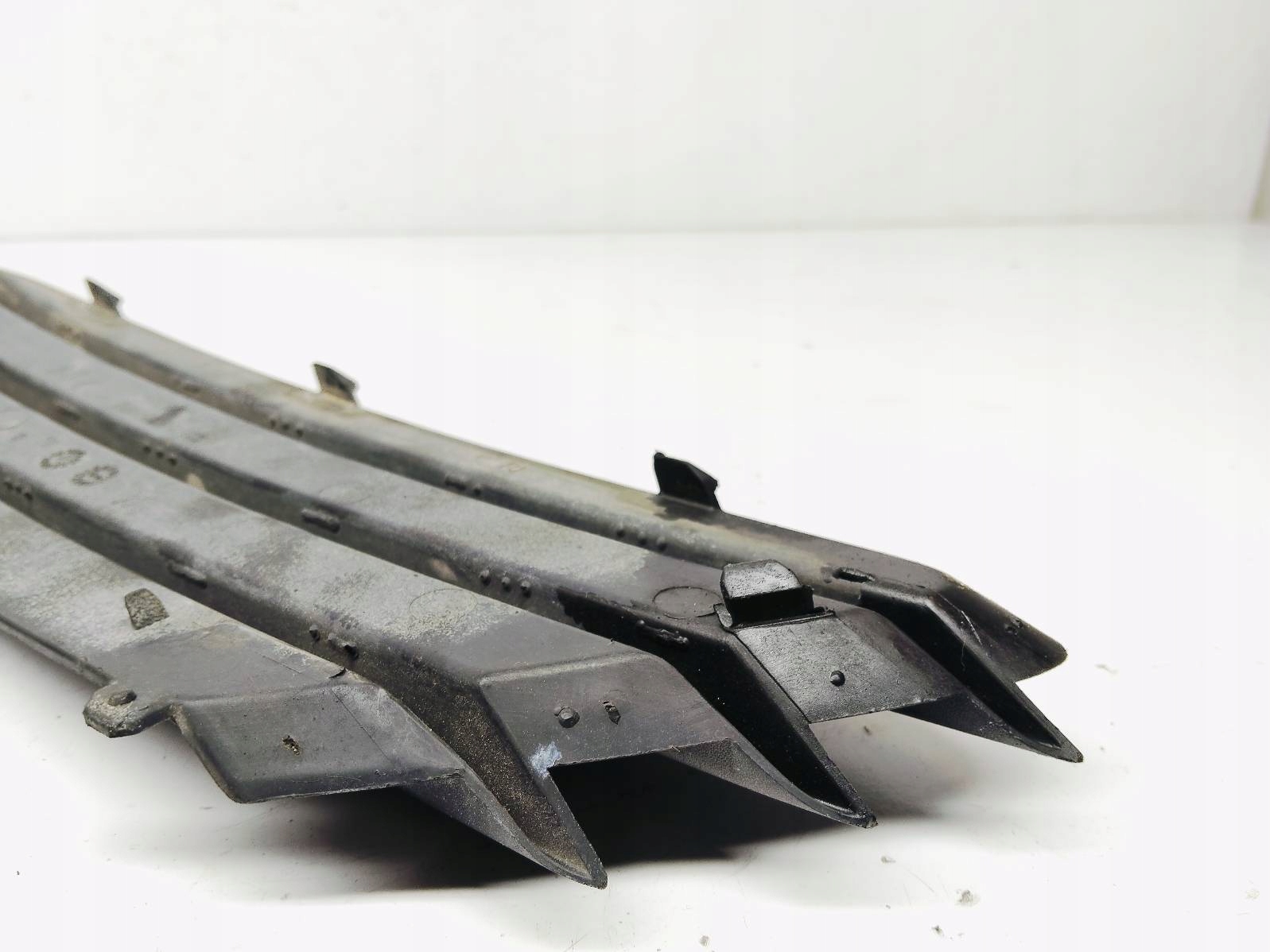 grid of a bumper right front grille Opel Astra H 1.9 CDTI 375768702