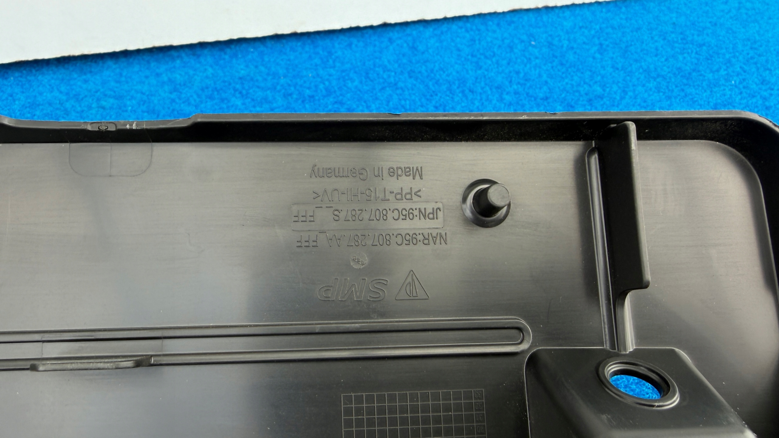 pad signs holder front PORSCHE MACAN 95C 95C807287AA K145/11LQ
