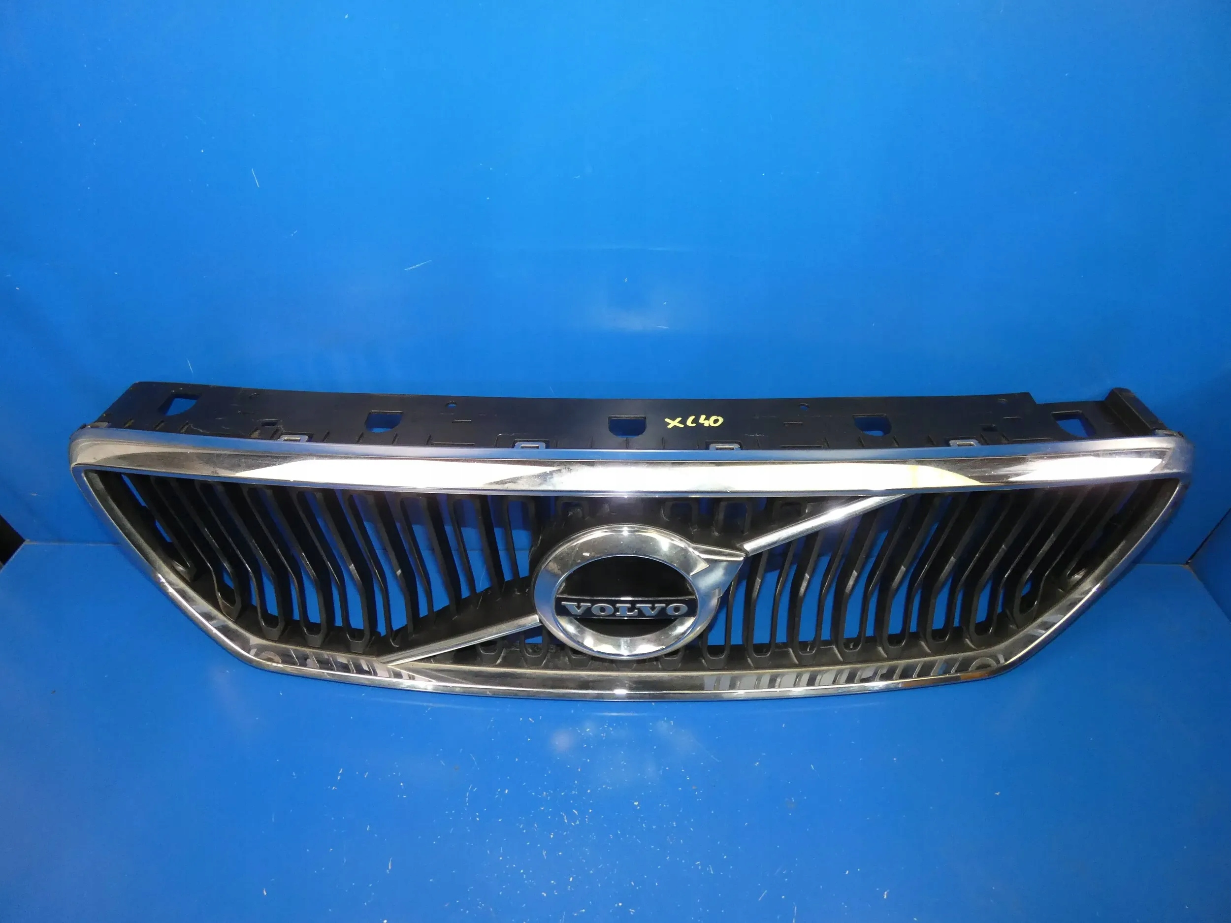 VOLVO XC40 GRILL ATRAPA ZDERZAKA CHŁODNIC Strona zabudowy przód