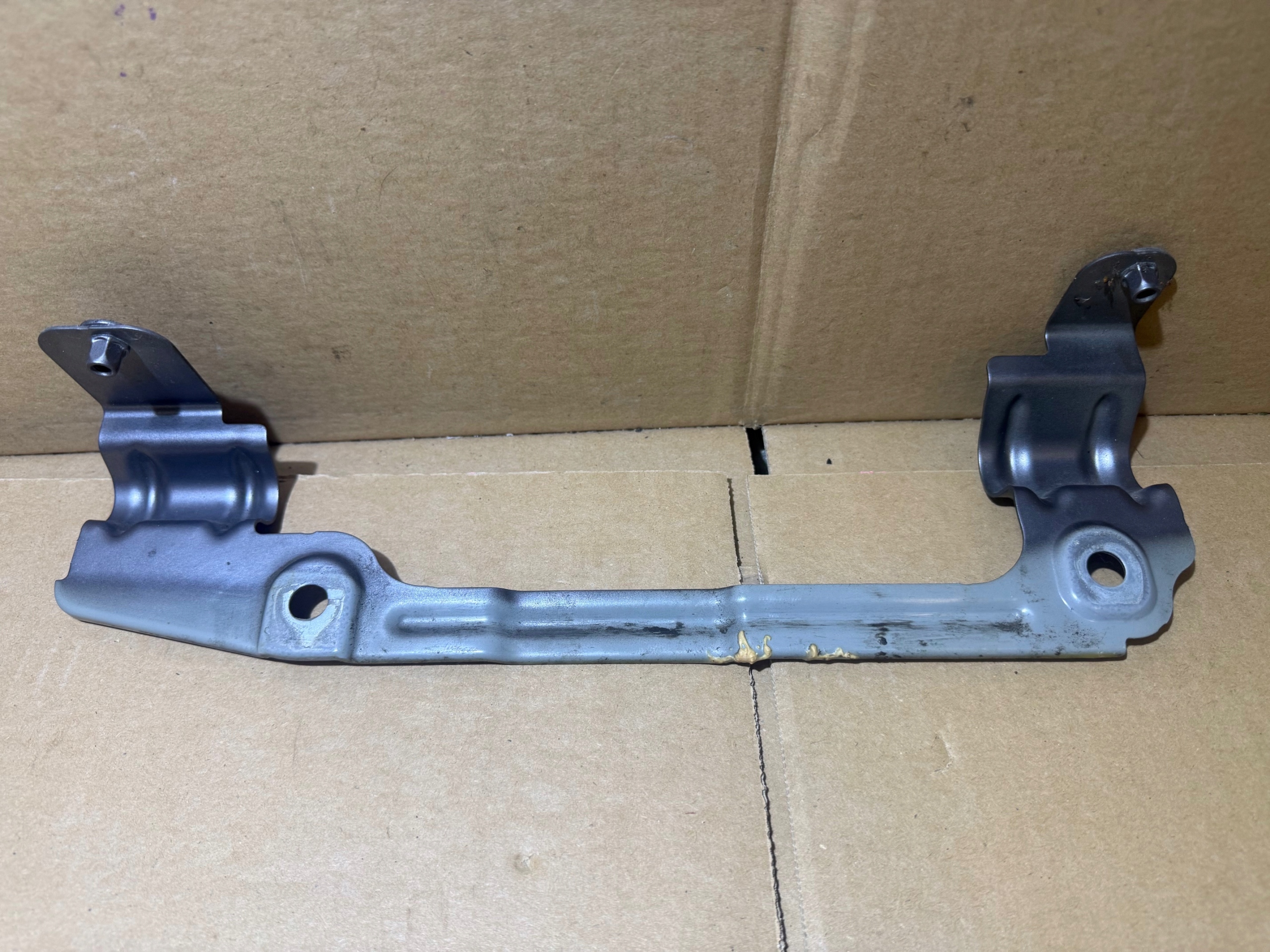 AUDI A6 C8 LZ7F console bracket holder of a fender right front 4K0821168