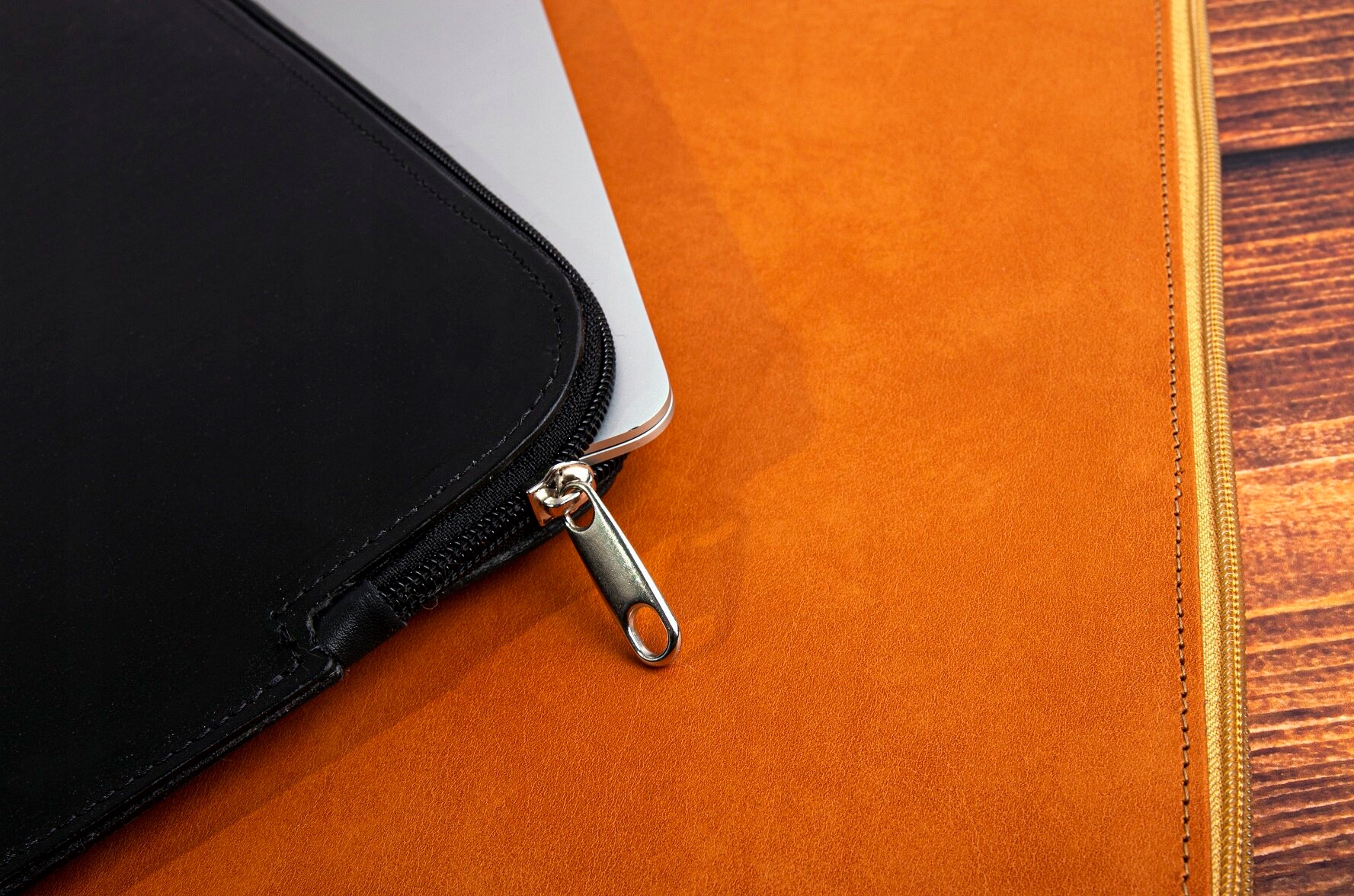 BALTAN Etui skórzane z zamkiem do MacBooka Air 15" czarne — 8
