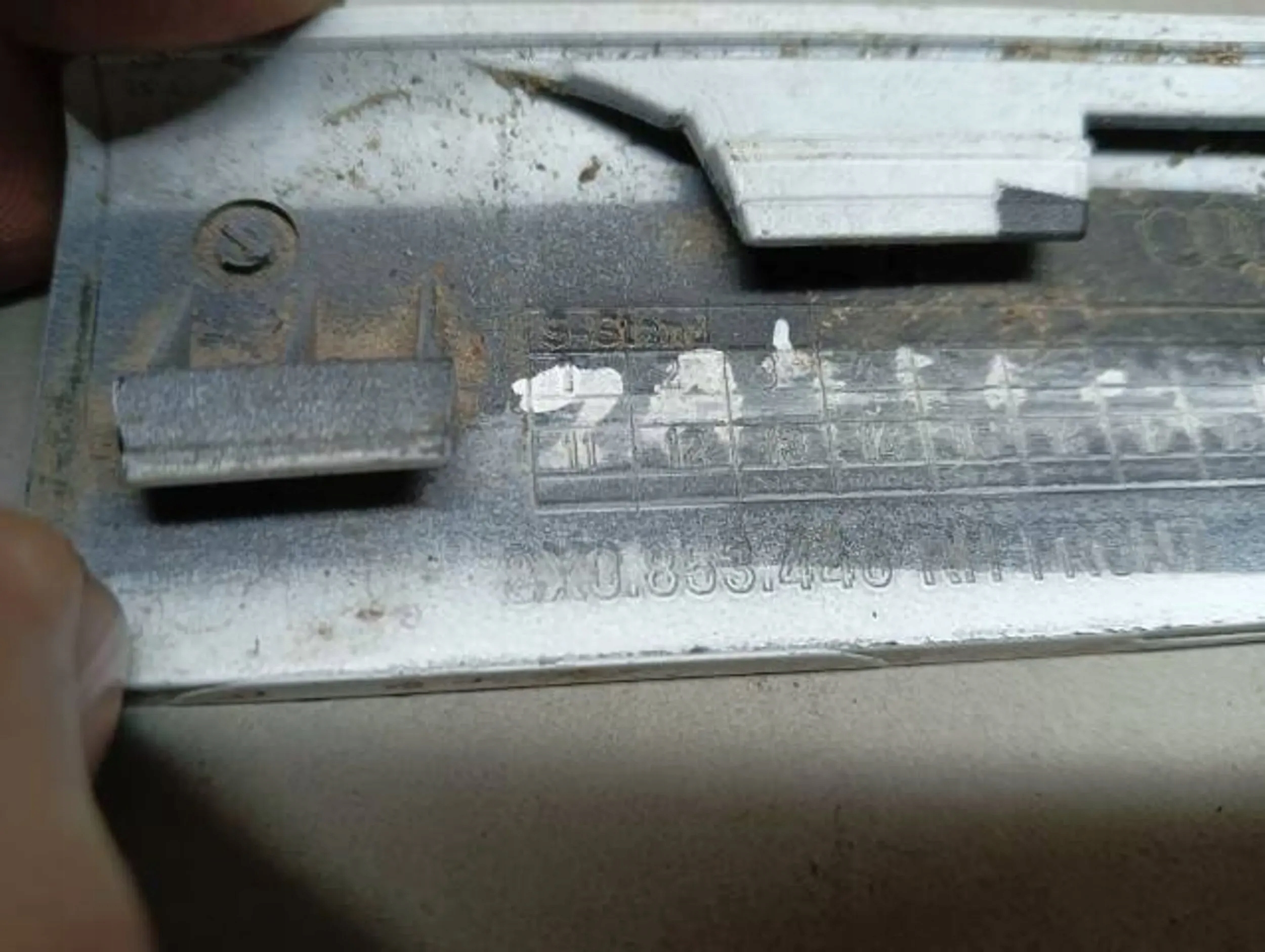 M19 M19 ZASLEPKA LISTWY PROGOWEJ AUDI A1 8X PRAWA 8X0853446 Producent części Audi OE