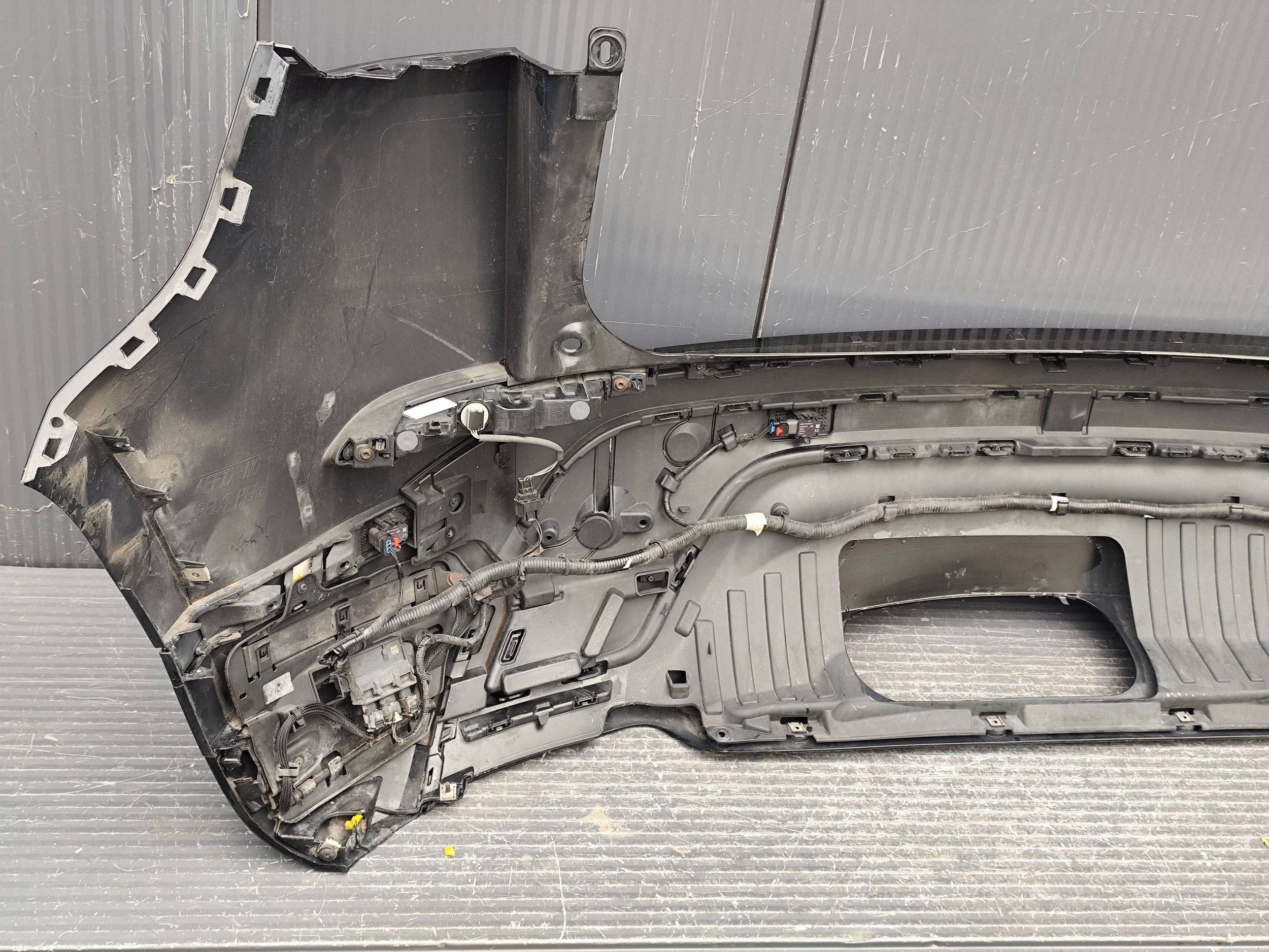 LAND ROVER EVOQUE L551 bumper rear 4xPDC complete DEMONTAZ