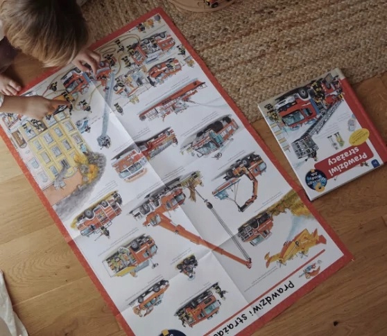 PRAWDZIWI STRAŻACY KSIĄŻKA Z OKIENKAMI WYDAWNICTWO SAM Wydawnictwo inne