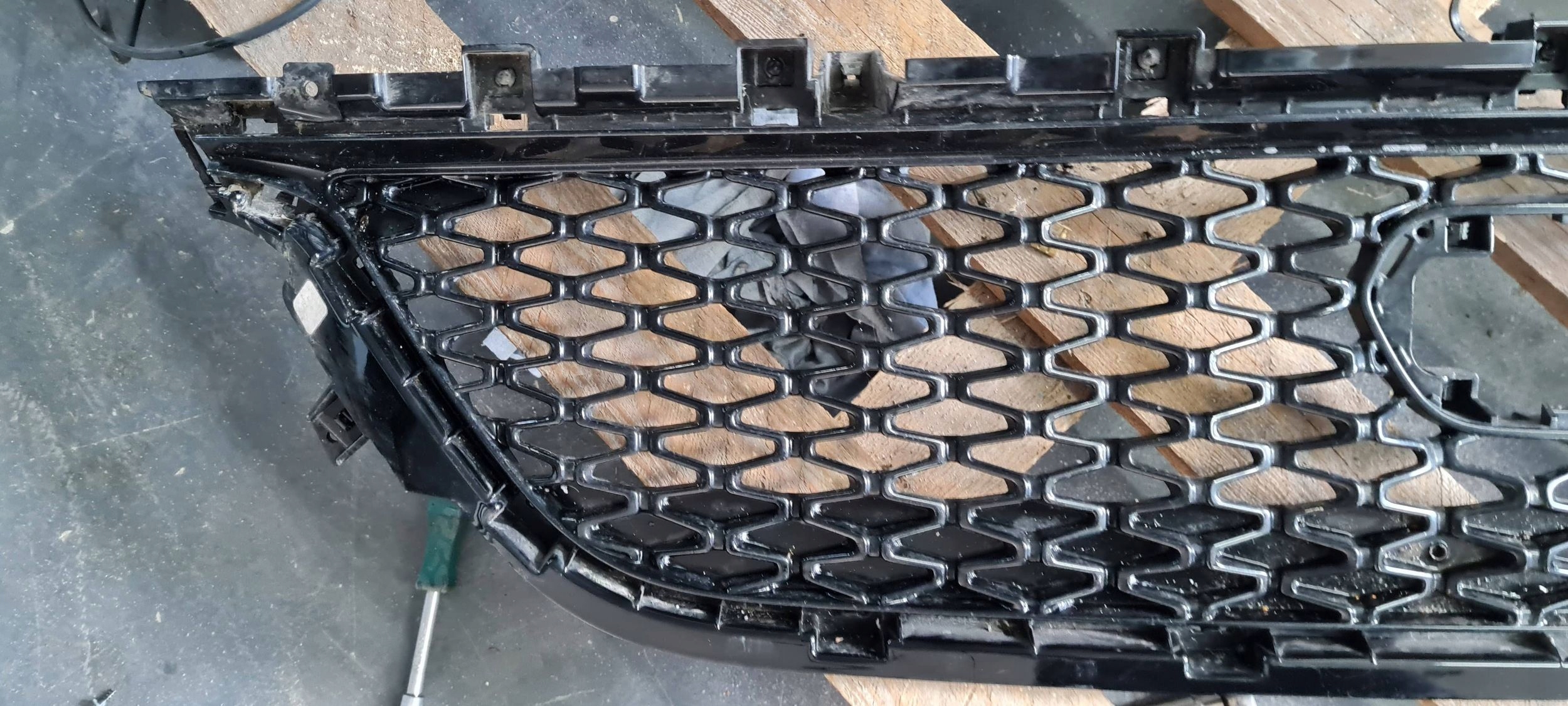 Chrysler Pacifica 2022 grid central lower of a bumper ORG 6WF63TRMAB