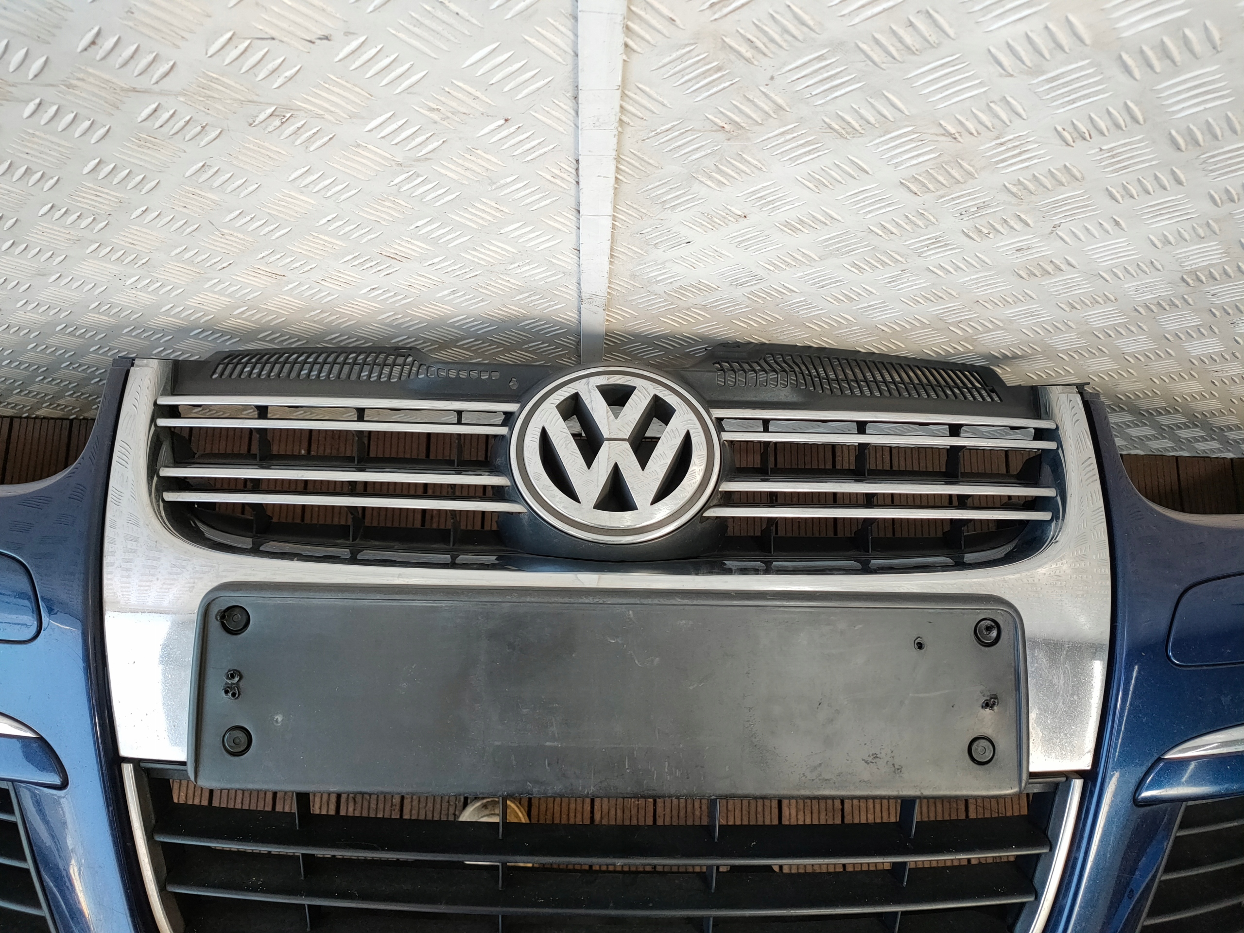 VW JETTA V 05-10 front bumper complete front below washers colour LD5Q