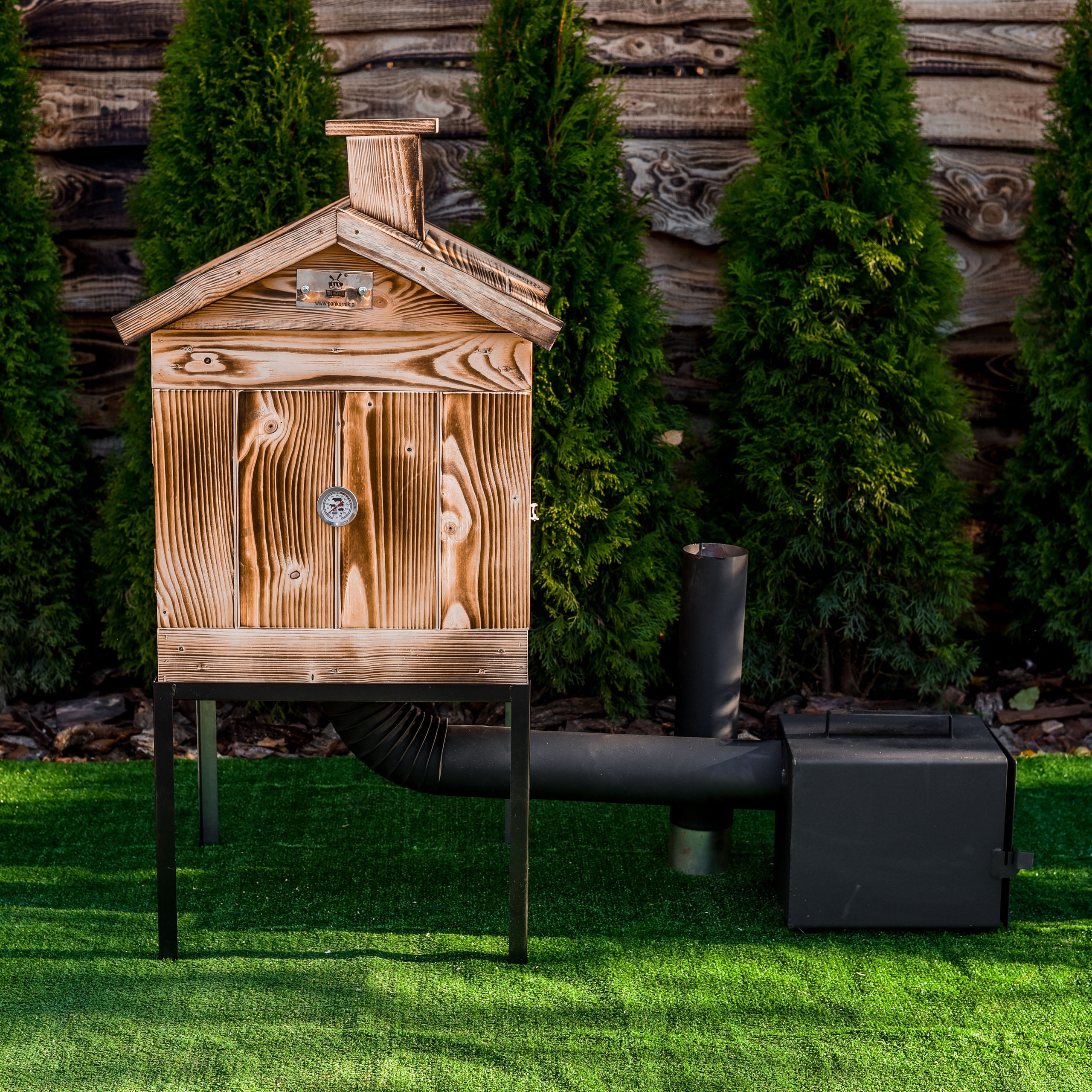 WĘDZARNIA OGRODOWA DOMOWA DREWNIANA DRZWICZKI OPALANA HAKI PALENISKO Szerokość rusztu 48 cm