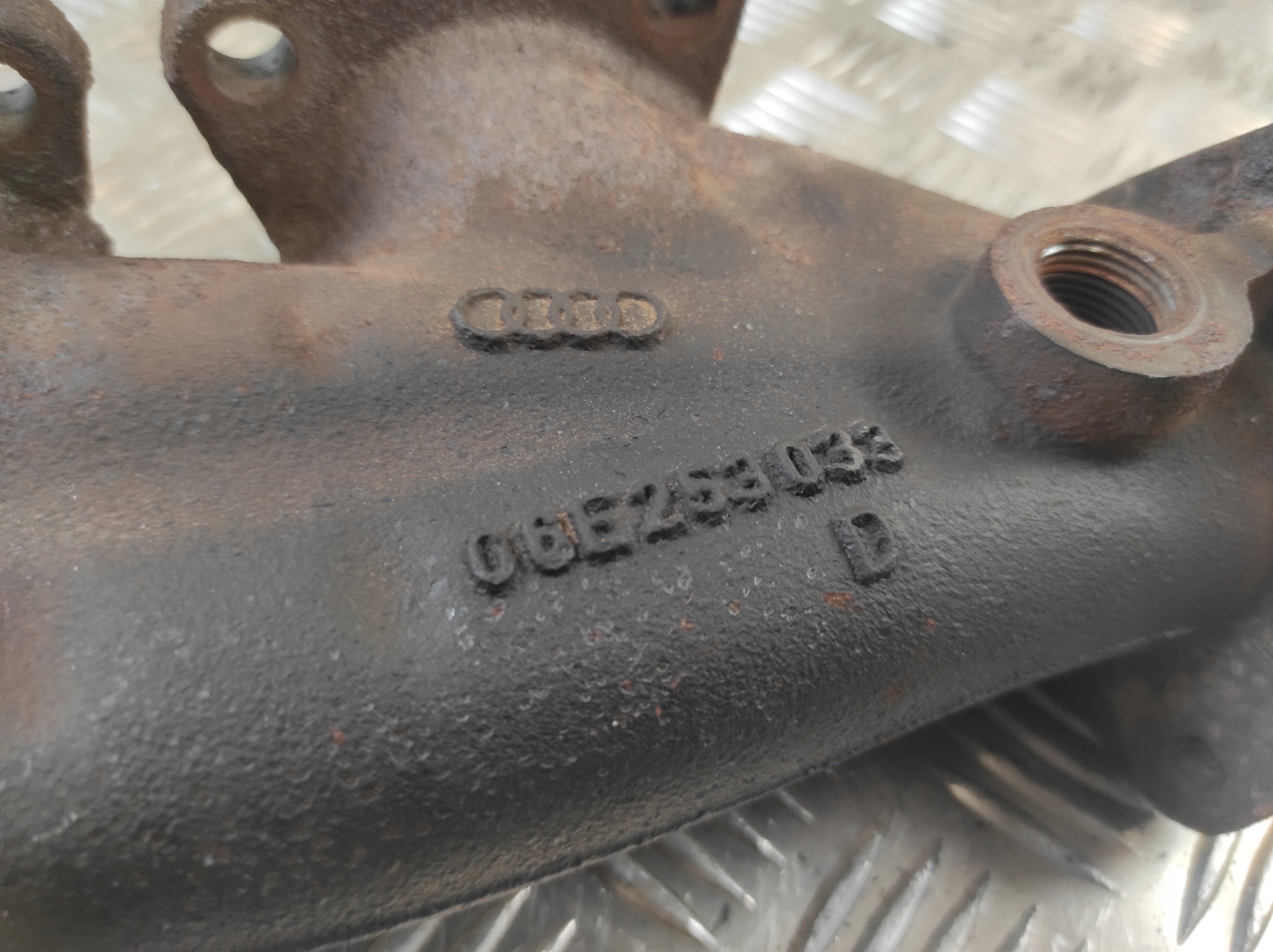 ispušna grana AUDI A6 C6 2.4 B V6 OE 06E253033D