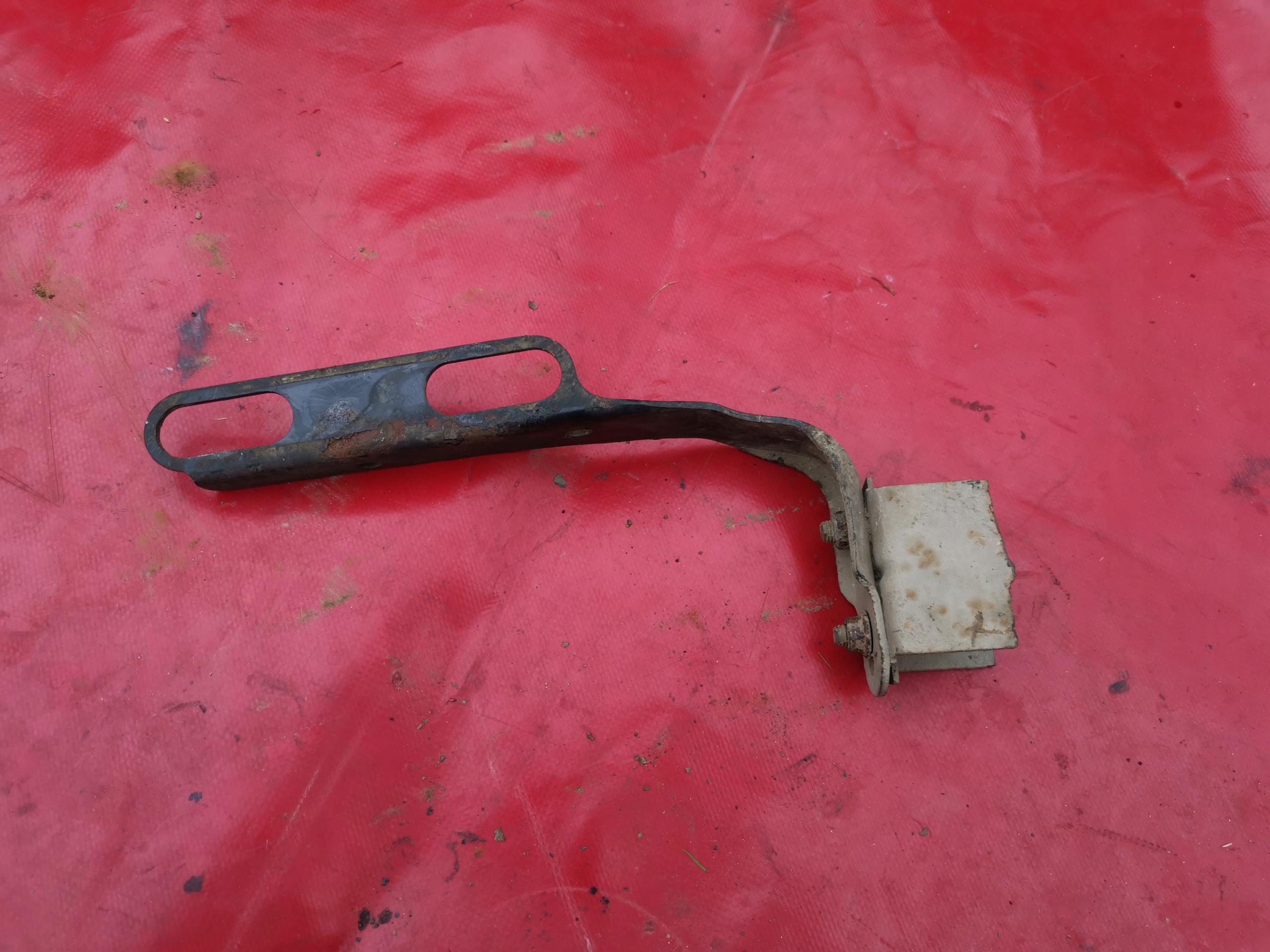 2104921941 - Тримач глушника MERCEDES E W210 кріплення