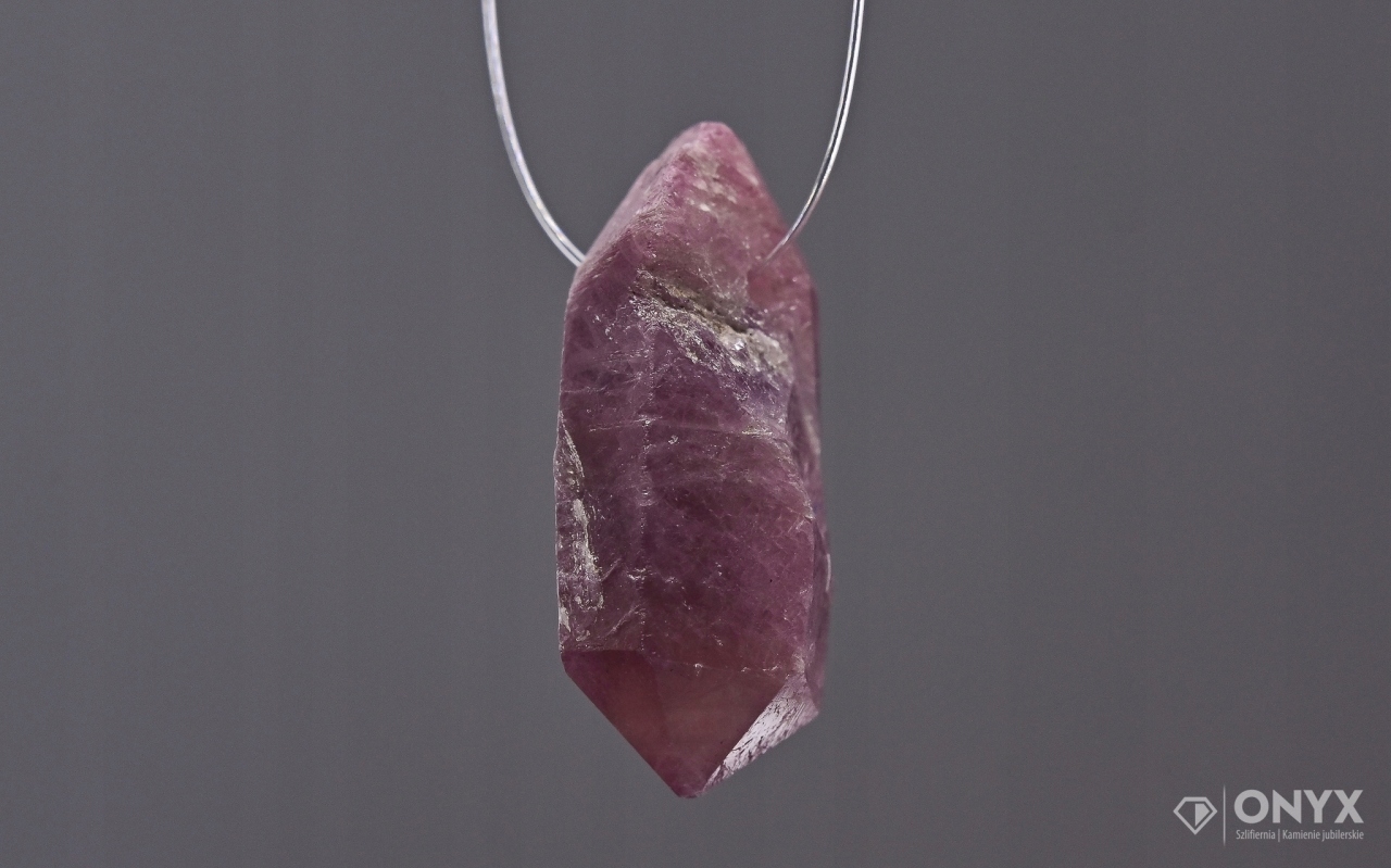 Rubín provrtaný přírodní křišťál 17,5x7,5 mm