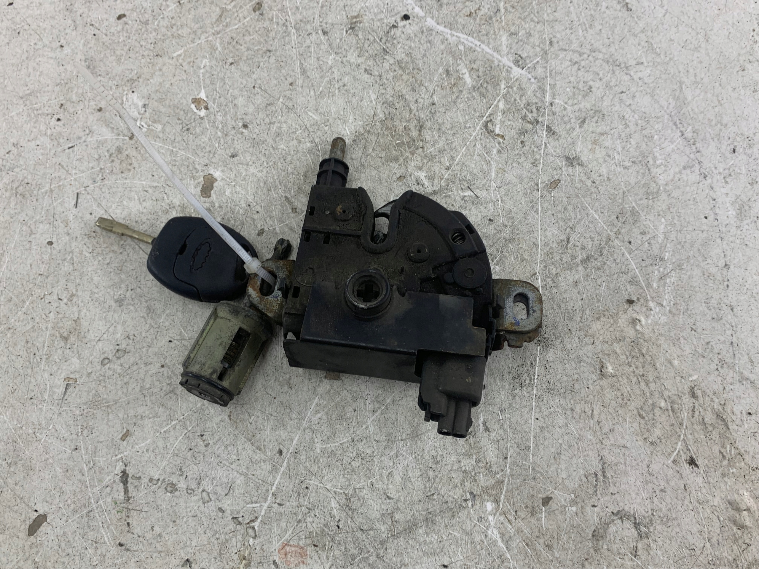 FORD FOCUS MK2 bonnet latch lock Q68BA