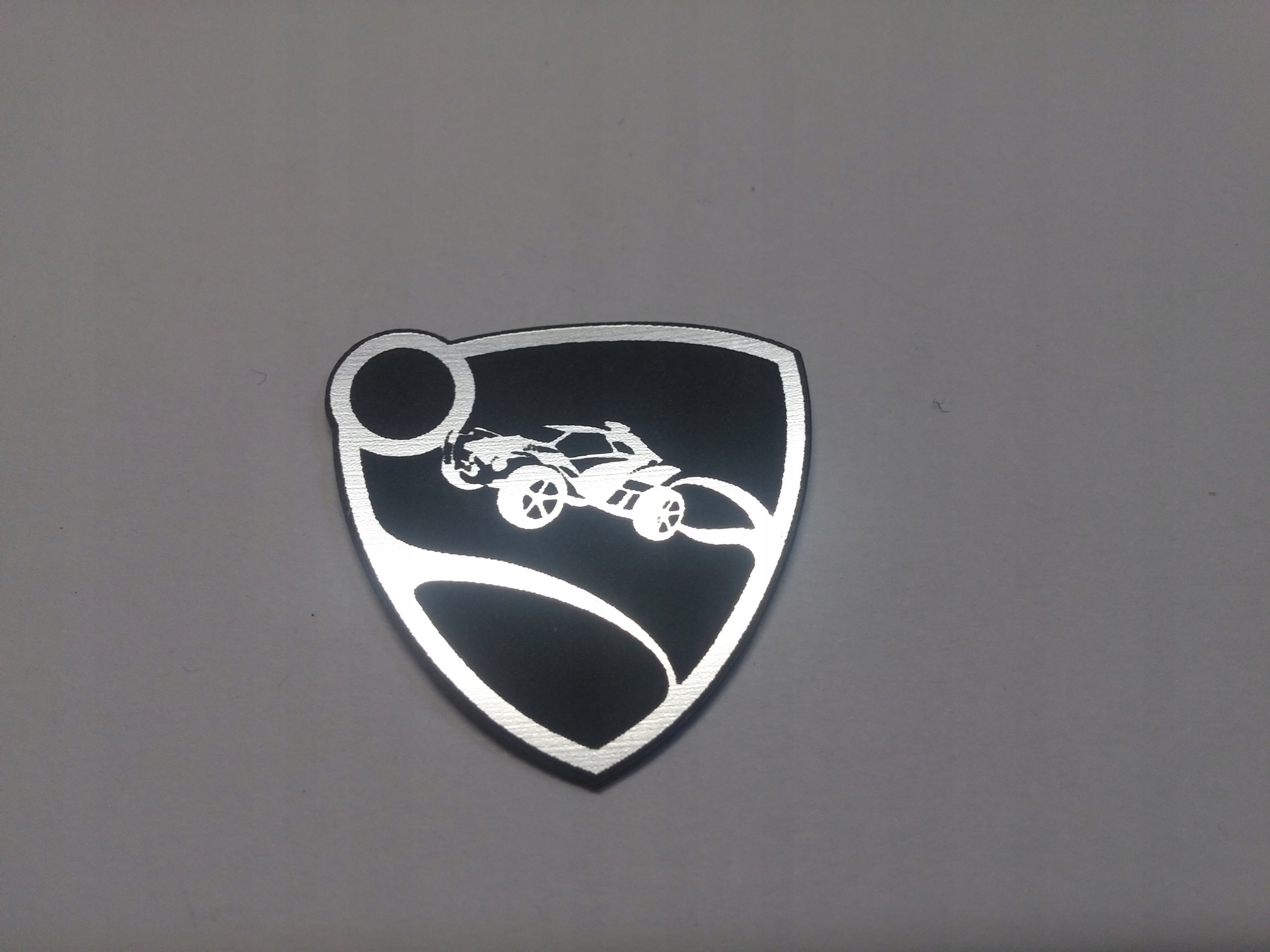 

Rocket League naklejka emblemat 29 x 29mm *srebrna