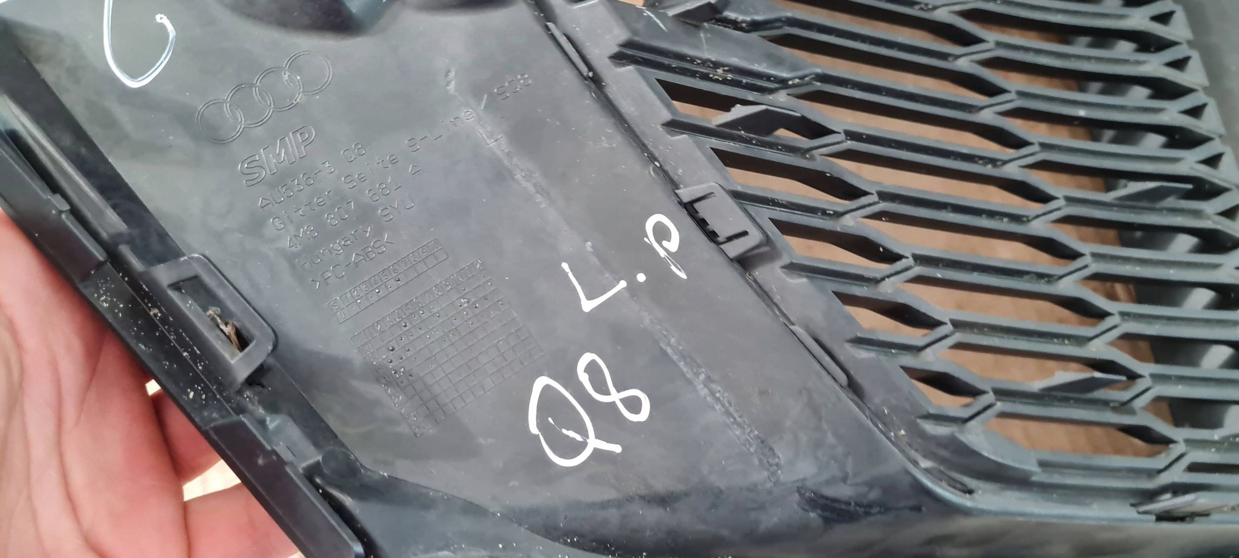 SQ8 4M Q8 grid of a bumper left left front SLINE 4M8807681A