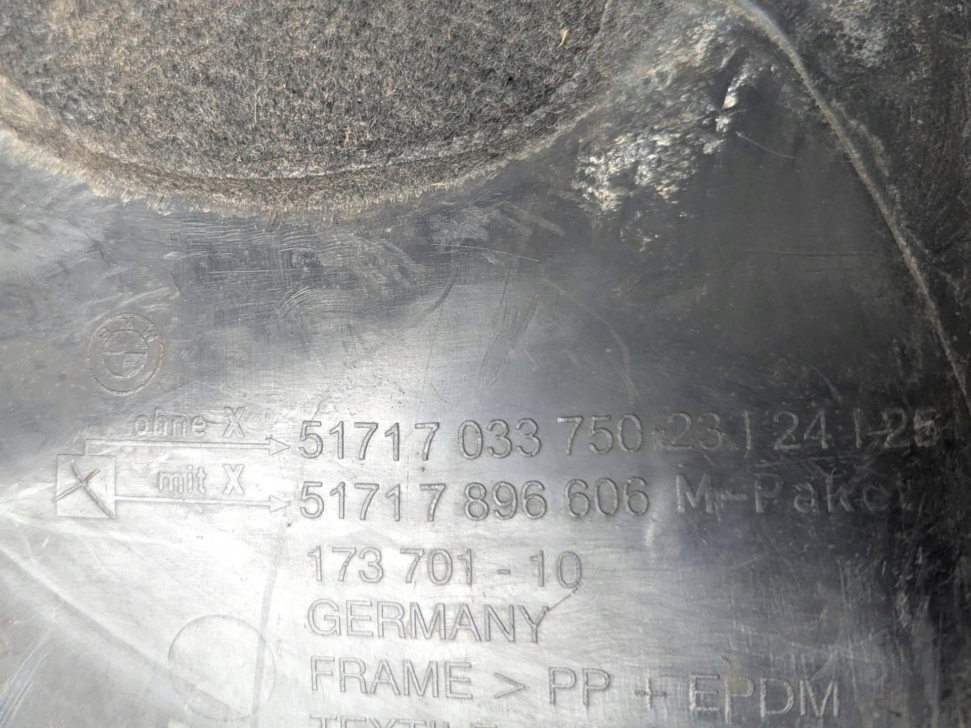 podblatník předek pravá strana BMW 5 E60/E61 facelift E61 2008 7896606