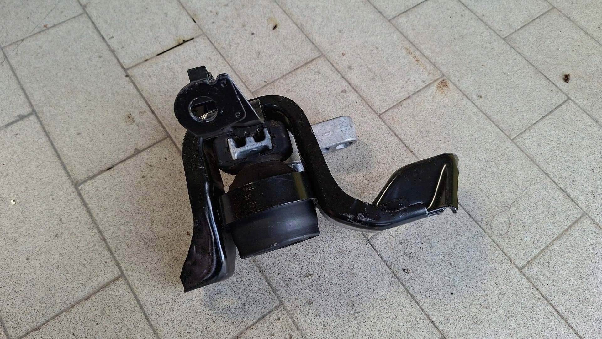 holder gearbox mount Mazda 2 hybrid 2024r