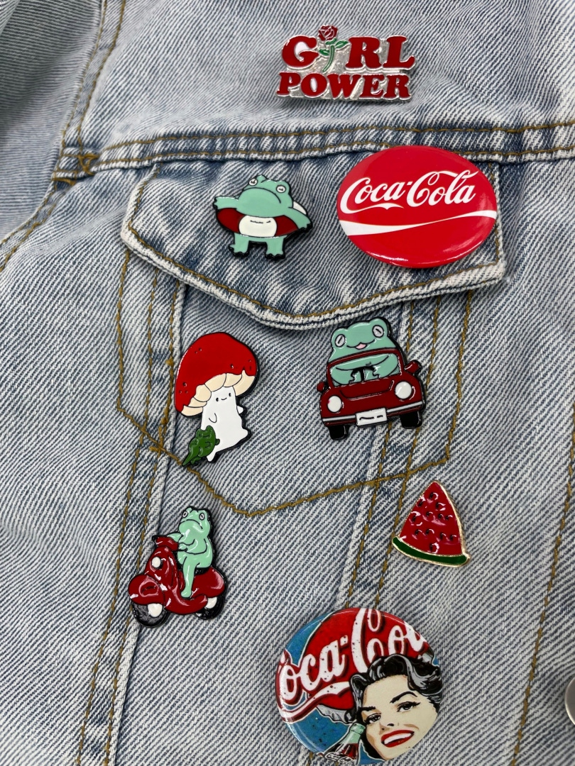 Przypinka Metal Rudy Jeżyk Ze Skrzypcami Jeż Pin Marka Clamoty