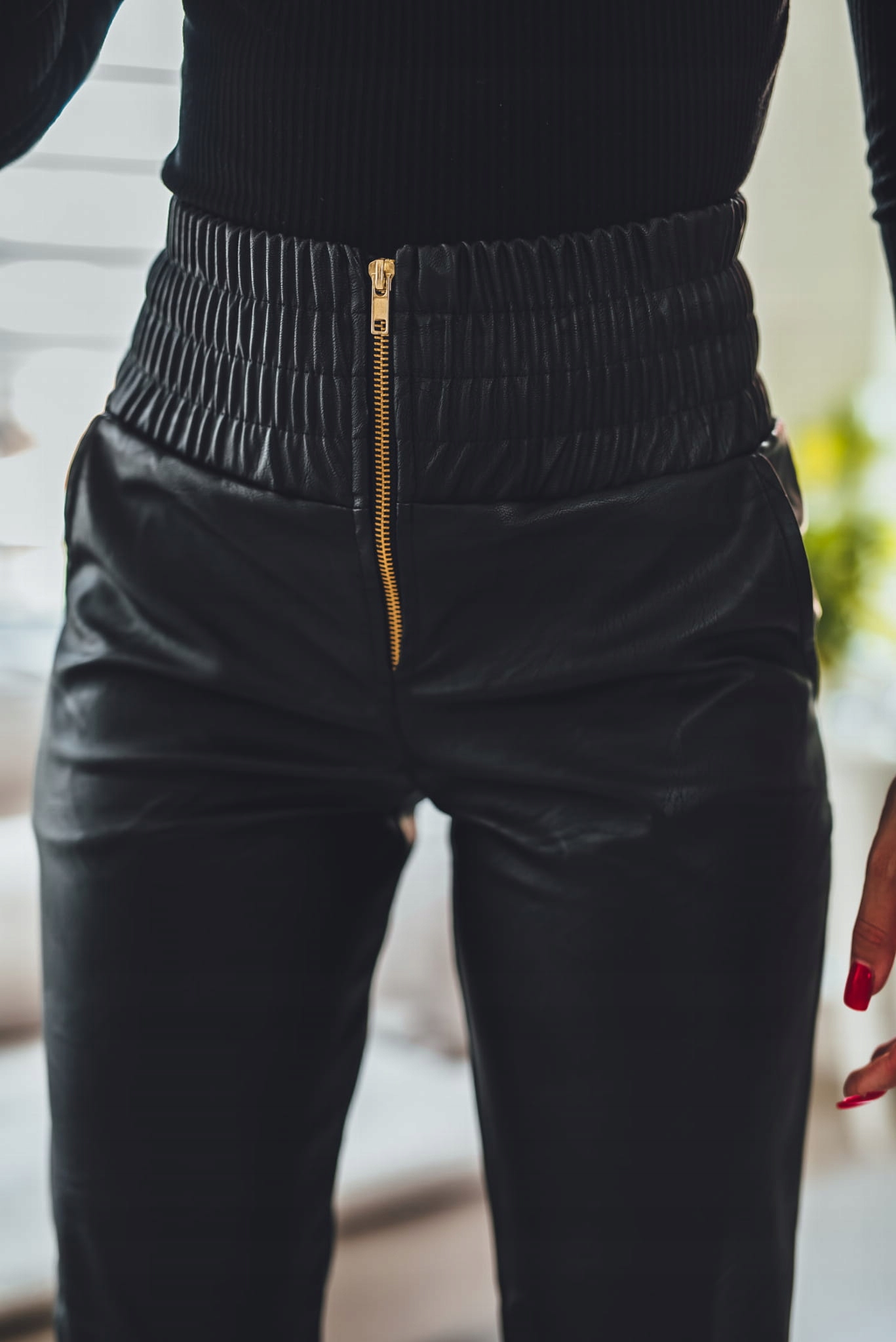 Czarne spodnie damskie eco skóra joggery stan L Marka inna