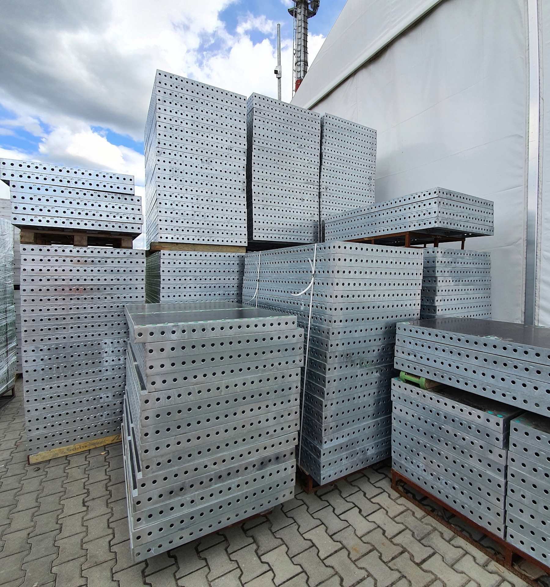 Szalunki płyta VT WIELOOTWOROWA 90x150 typu tekko. Waga produktu z opakowaniem jednostkowym 54 kg