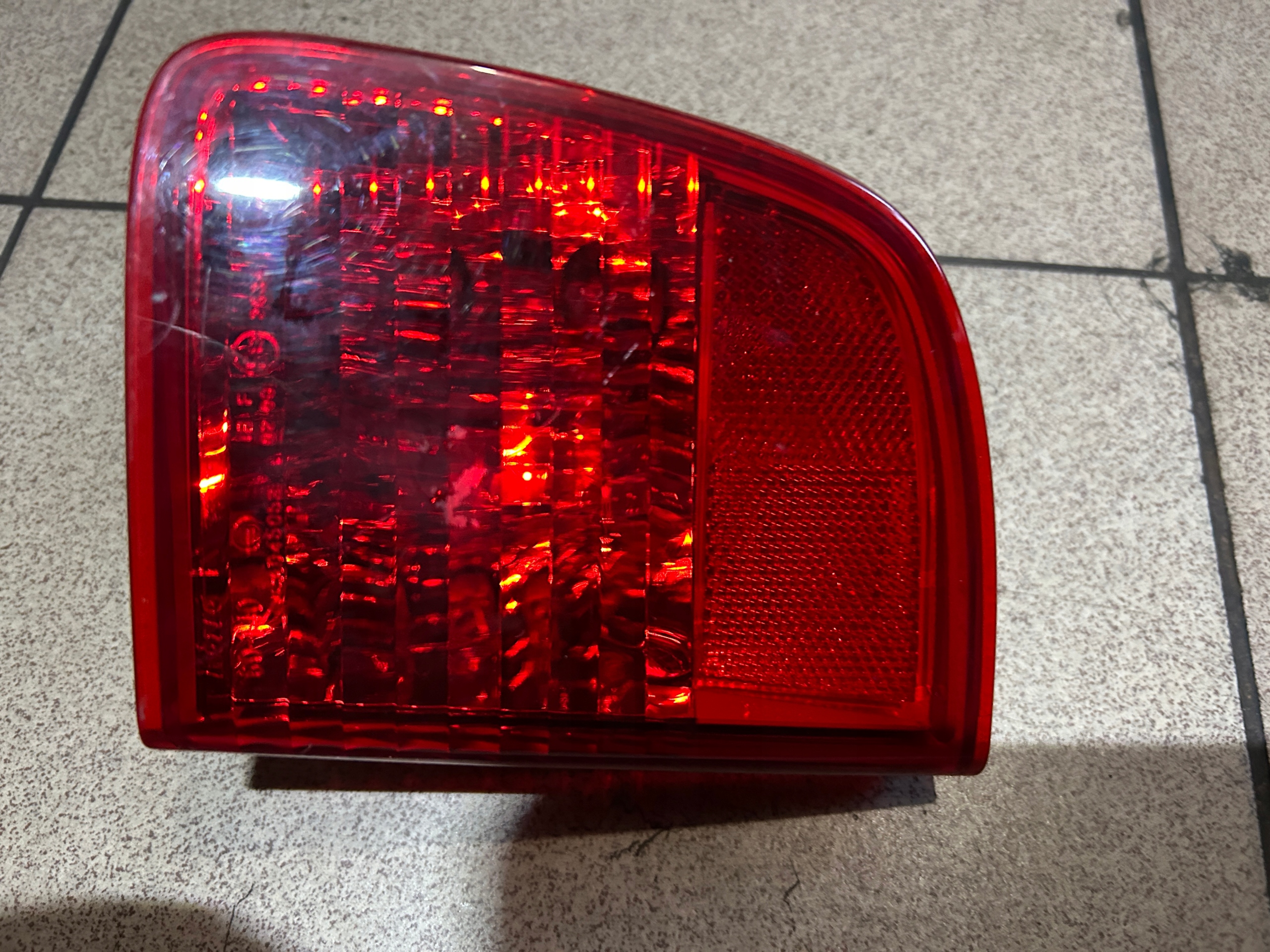 LAMPA PRAWY TYŁ LAND CRUISER 200 Strona zabudowy prawa