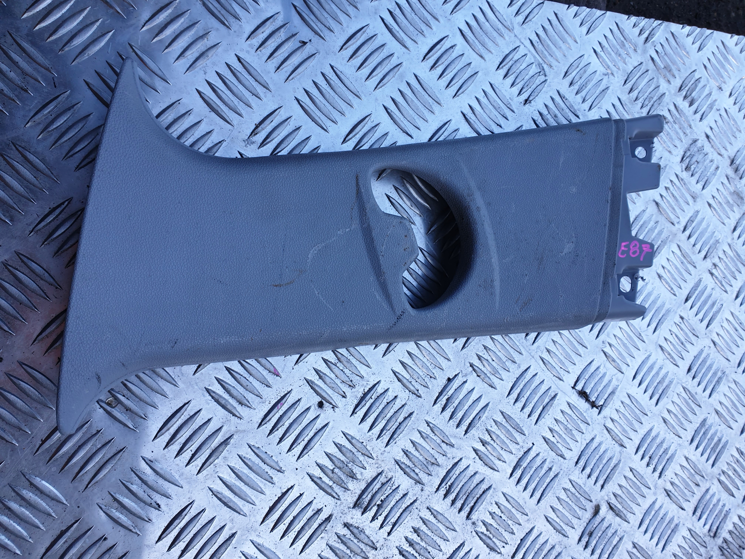 SŁUPEK ŚRODKOWY BMW E87