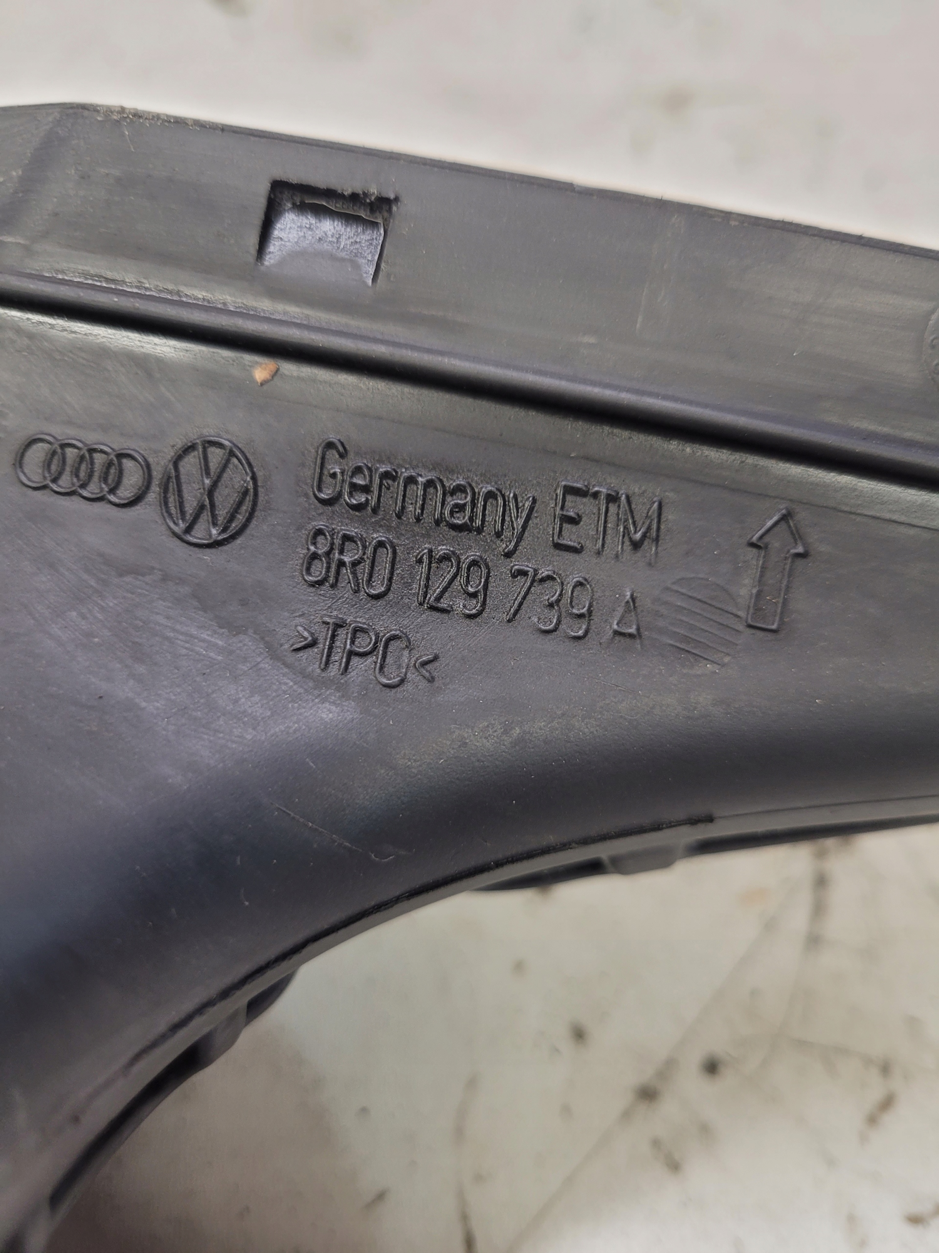 intake air hose AUDI Q5 8R 8R0129739A