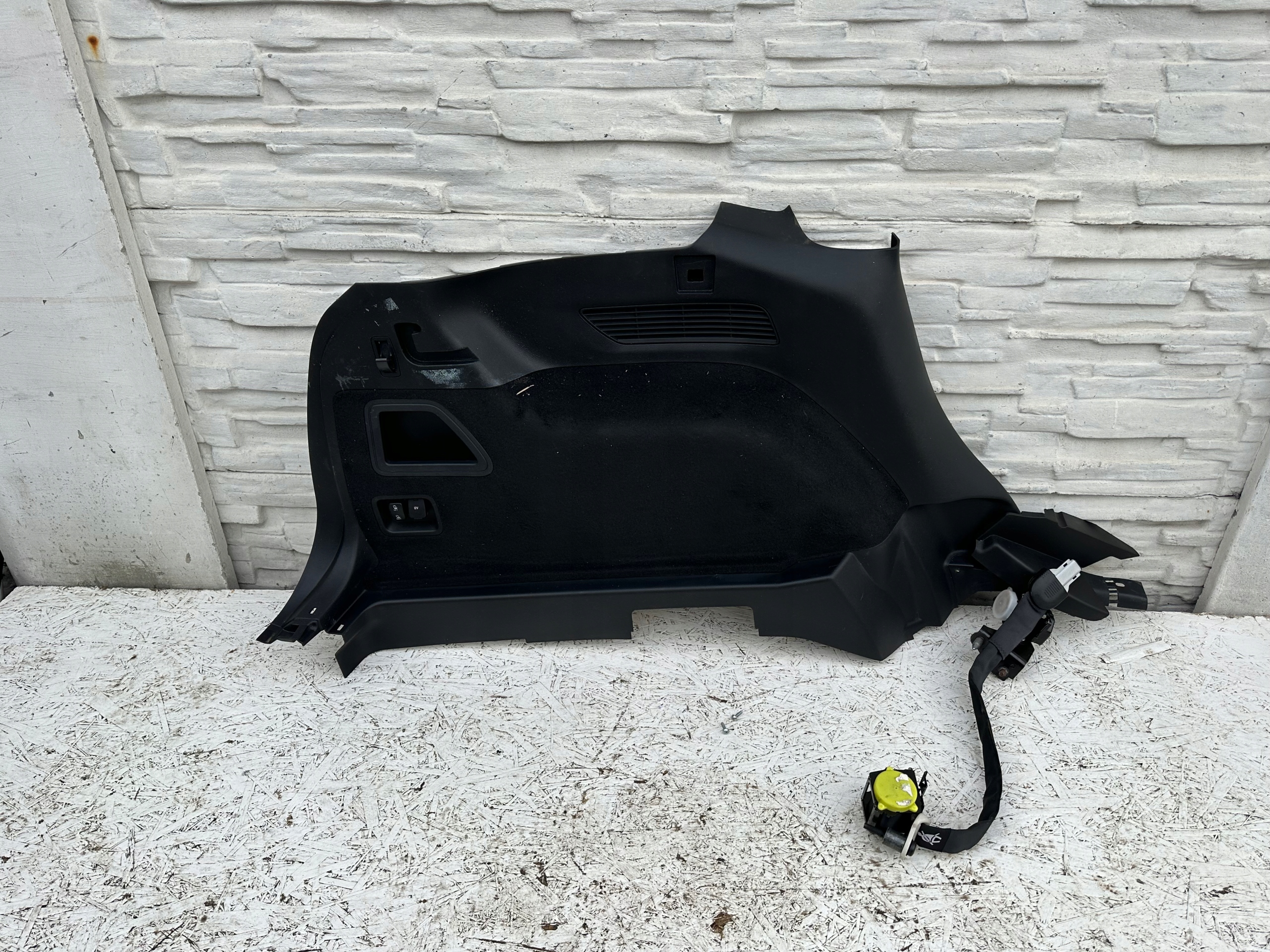 EDGE II MK2 TAPICERKA BAGAŻNIKA LEWA PAS TYLNY