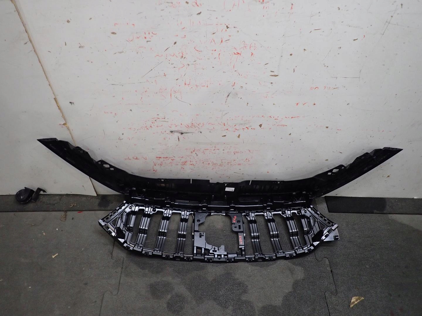 Atrapa wzmocnienie zderzaka MERCEDES EQA W243 A243 Numer katalogowy części A2438880600