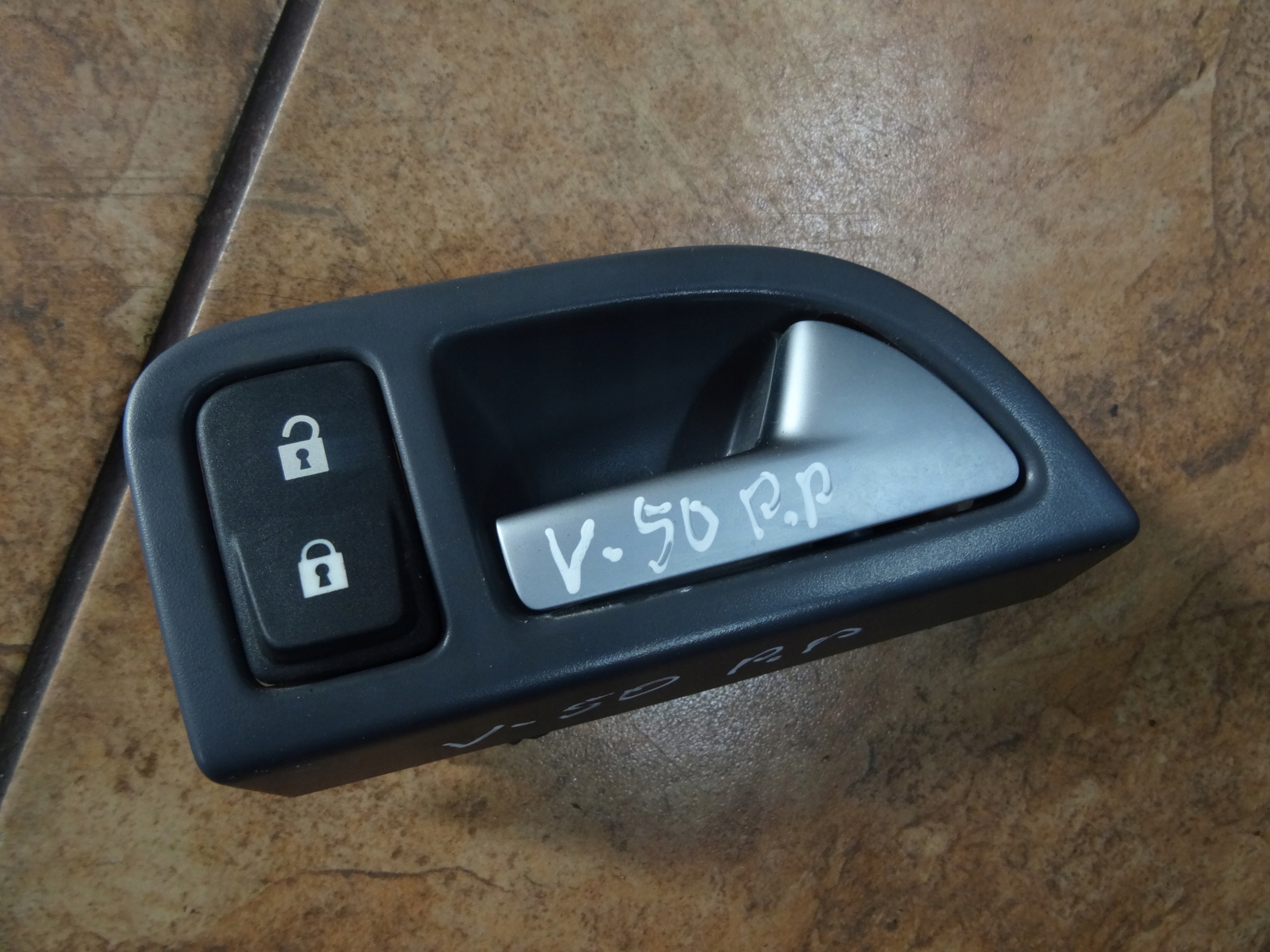 правая передняя ручка двери volvo S40 V50 04-12