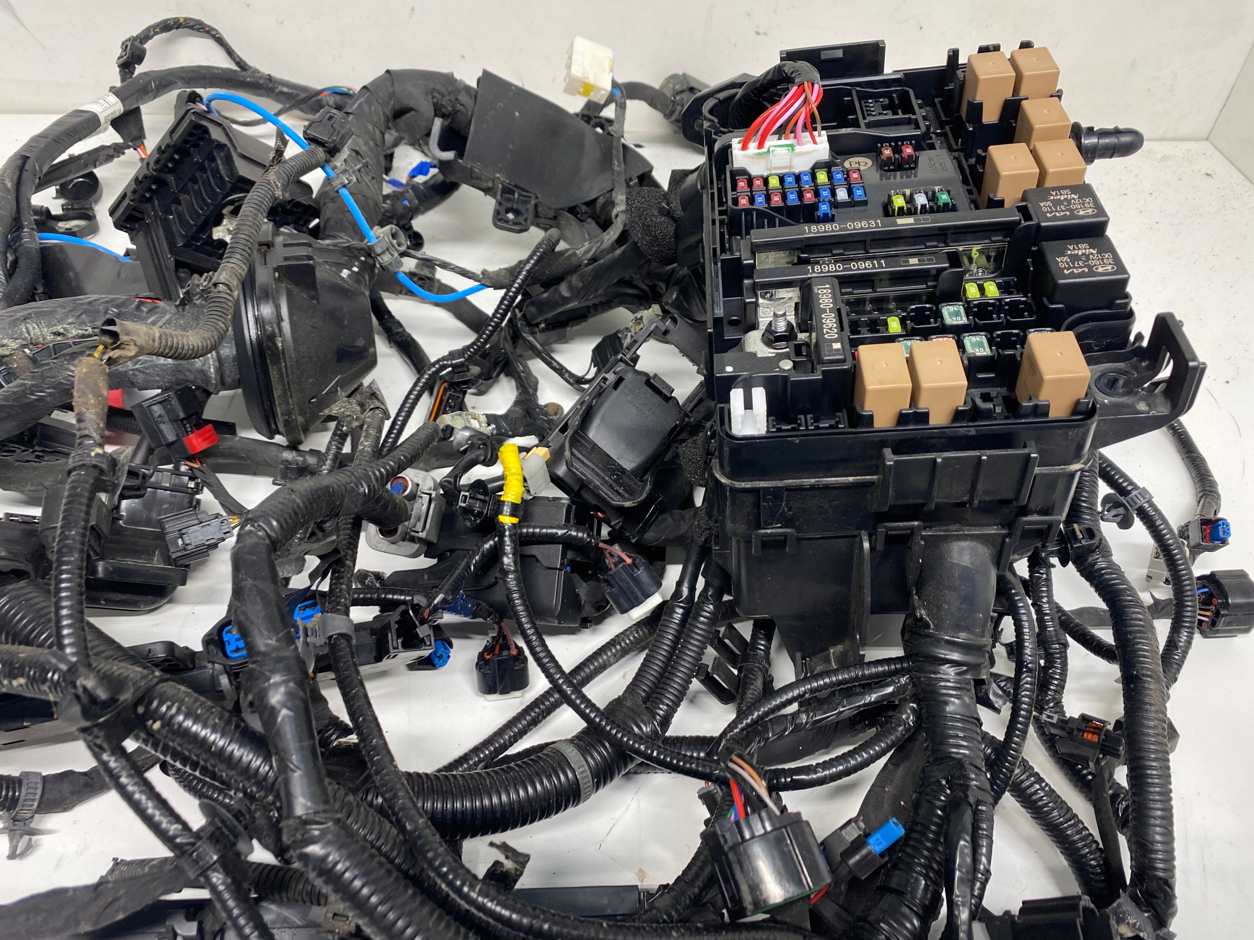 PUSZKA SKRZYNKA BEZPIECZNIKÓW INSTALACJA KIA CEED III LIFT 1.5 T 21-24 Wersja Europejska