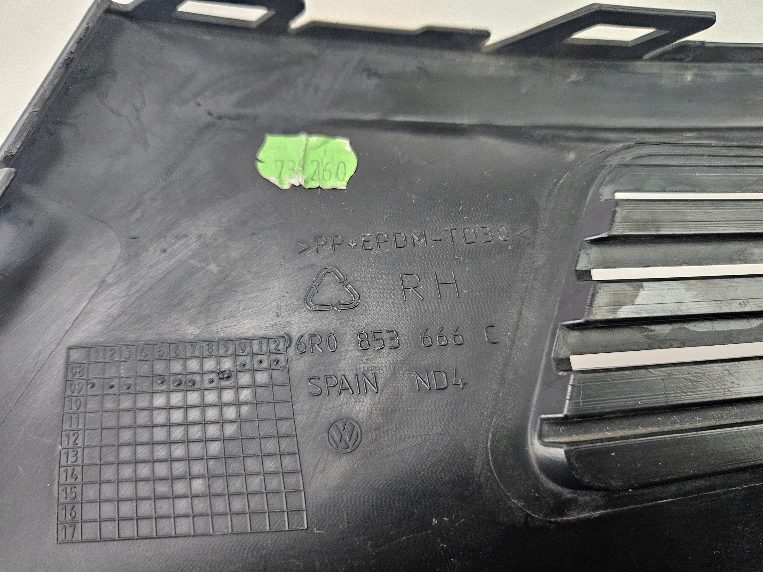 vw Polo V 2009 - 2014 воздухозаборник жалюзи решетка радиатора правый 6R0853666C