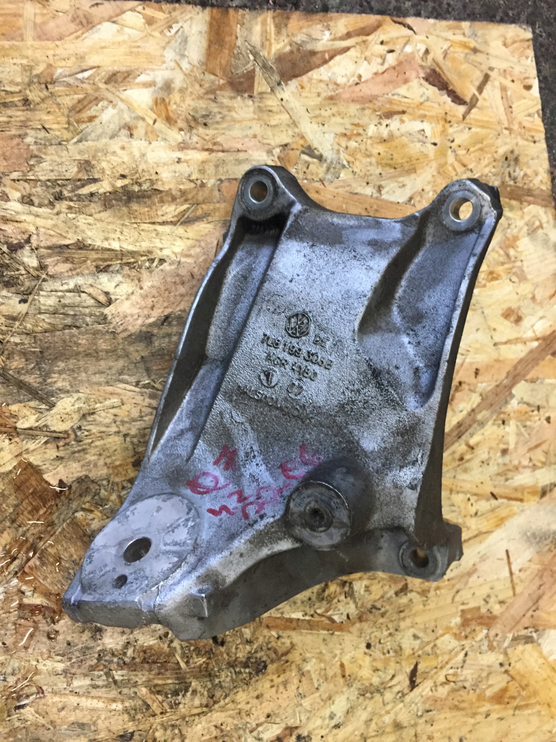 AUDI Q7 TOUAREG holder engine mount 7L8199308B