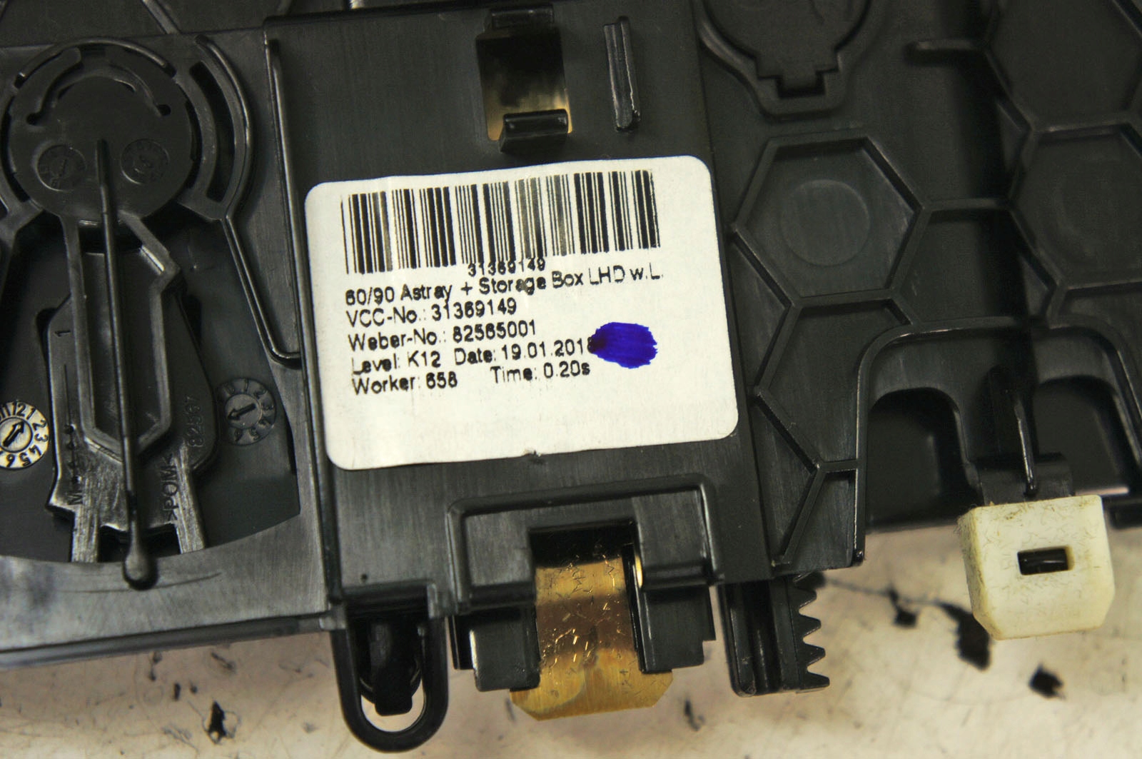 QL008 volvo V90 16- бардачок полка консоль 31369149