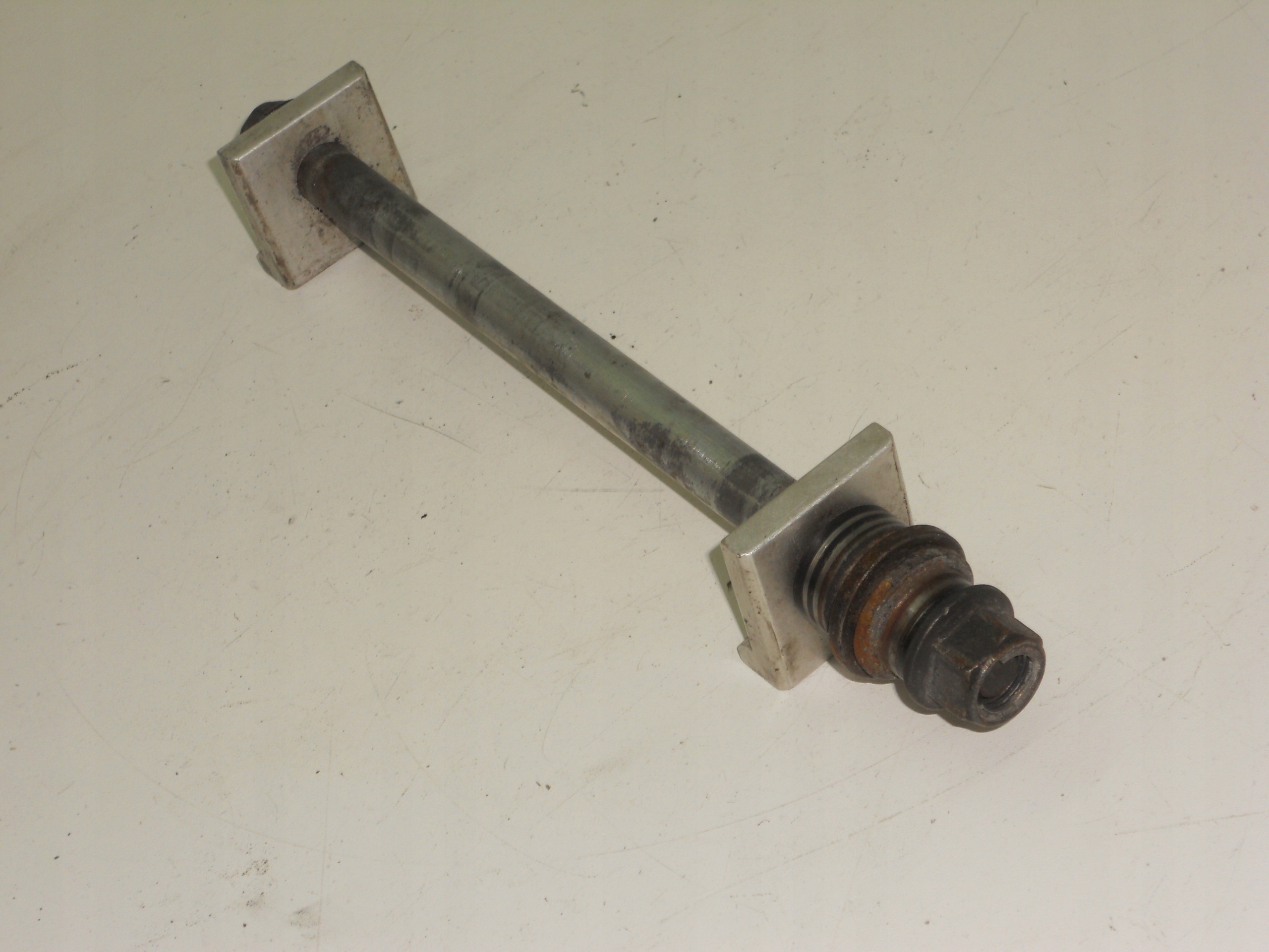 YAMAHA YZF-R 125 OŚ OŚKA TYŁ ORYGINAŁ Numer katalogowy części VERONYZFR36