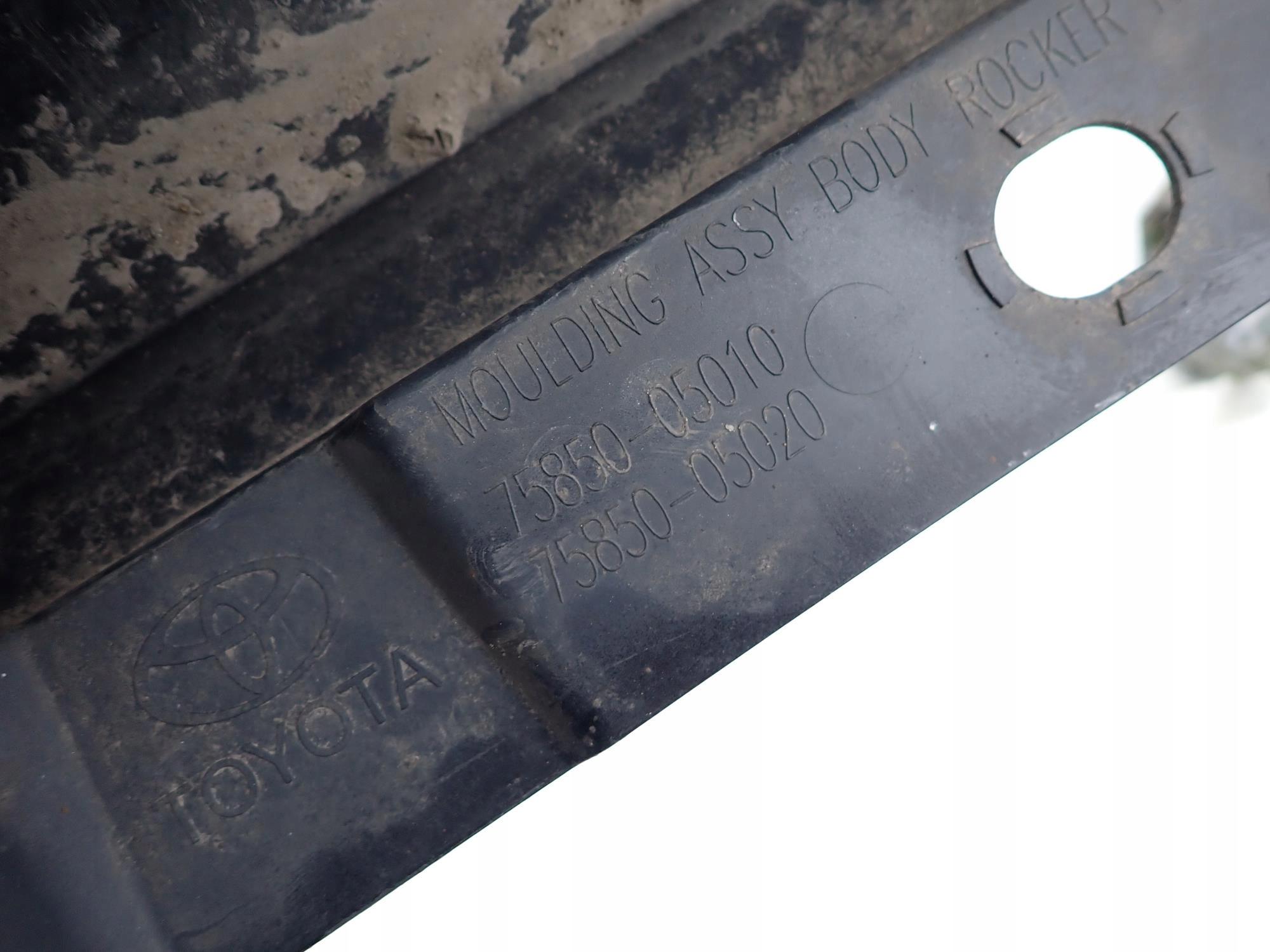 TOYOTA AVENSIS III 3 09-15 moulding threshold right