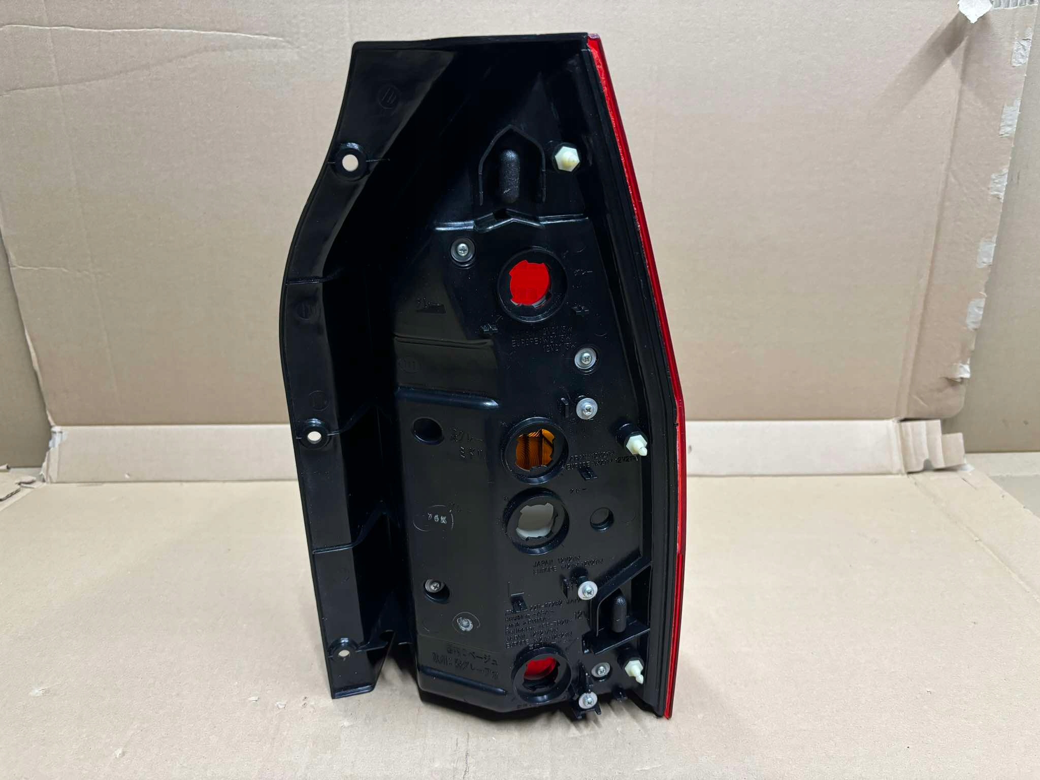 light left rear part MITSUBISHI SPACE WAGON 220-87262