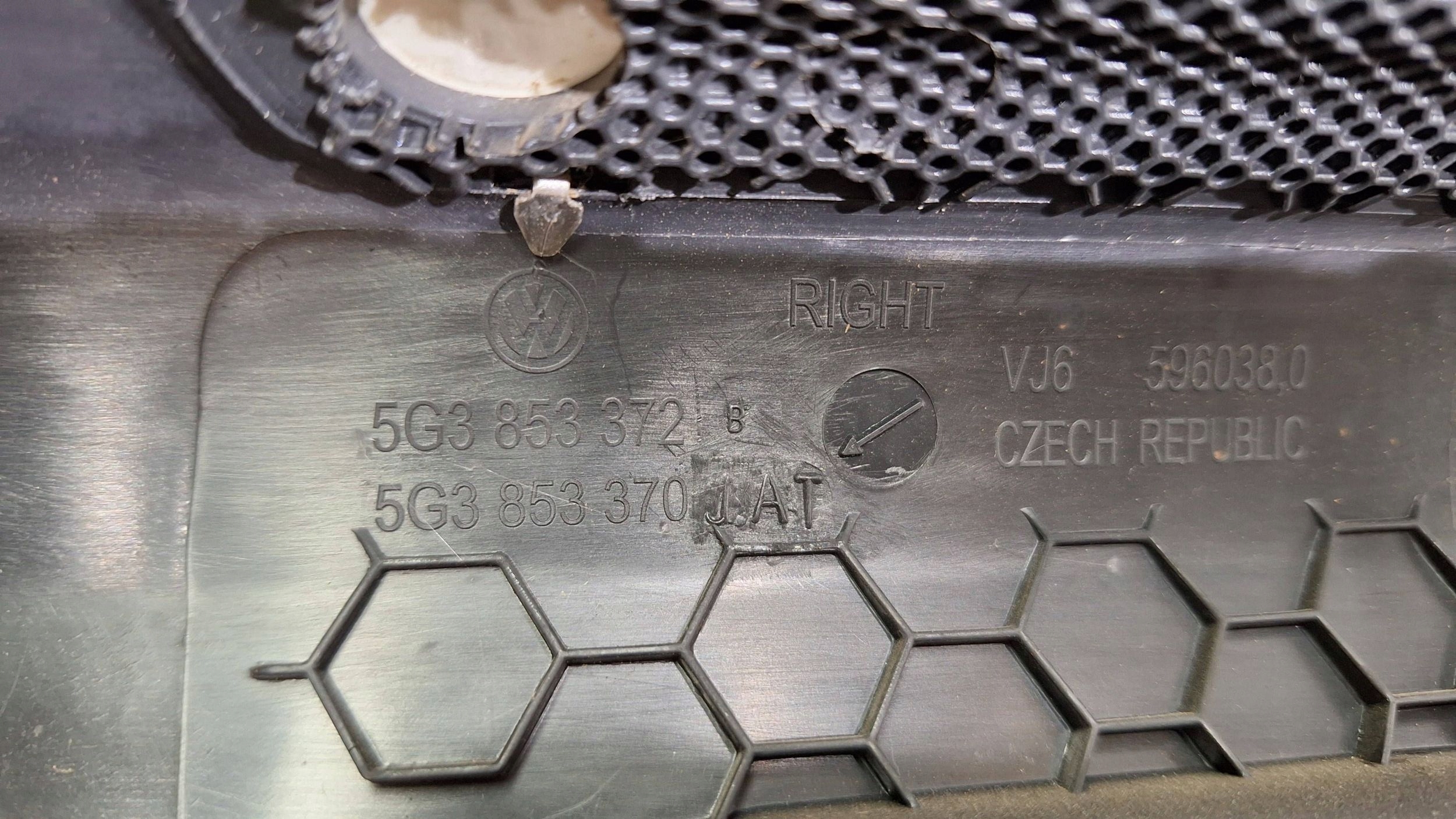 kryt lišta PRAHU pravá 5G3853372B VW GOLF VII 3D