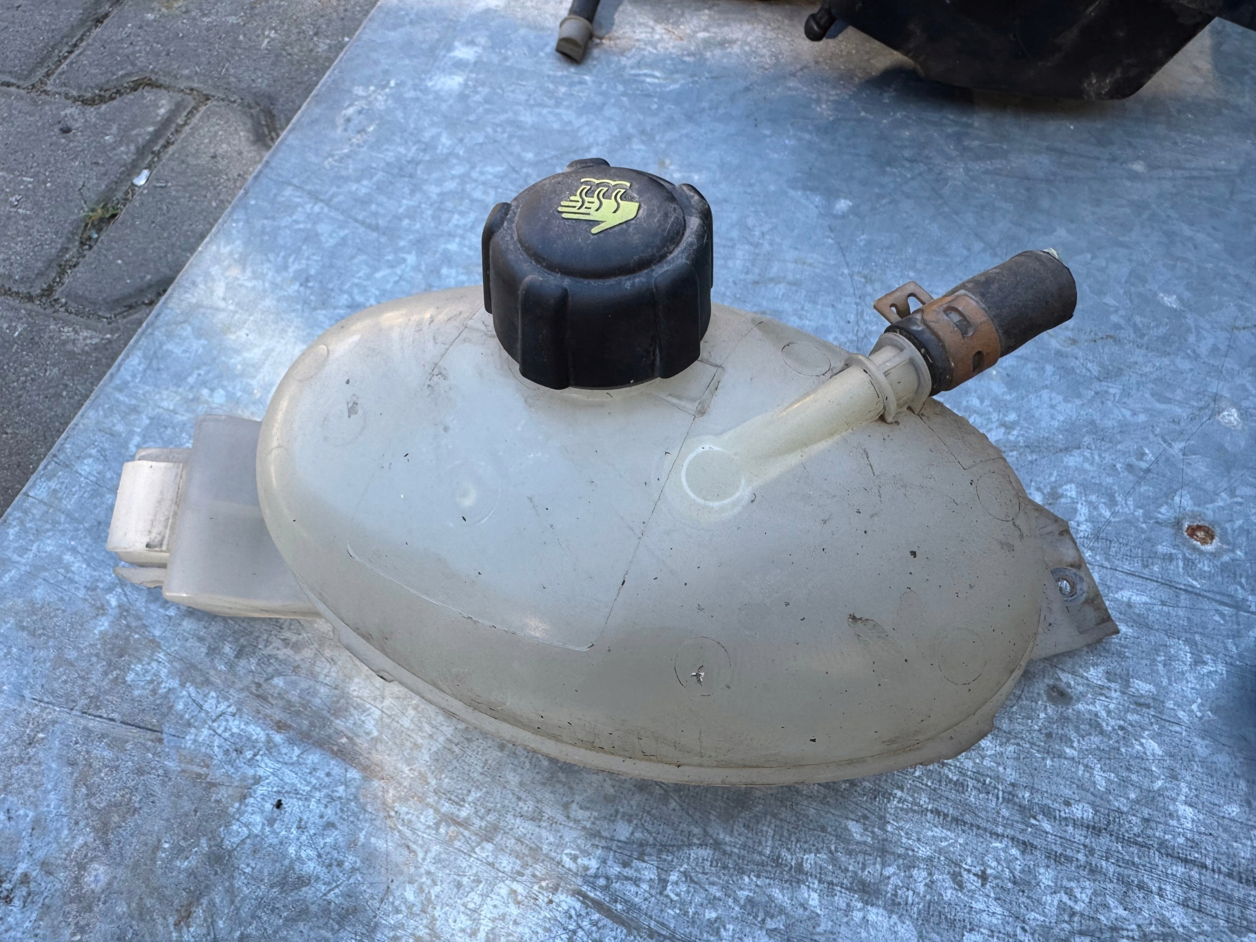 Réservoir eau NISSAN NV400