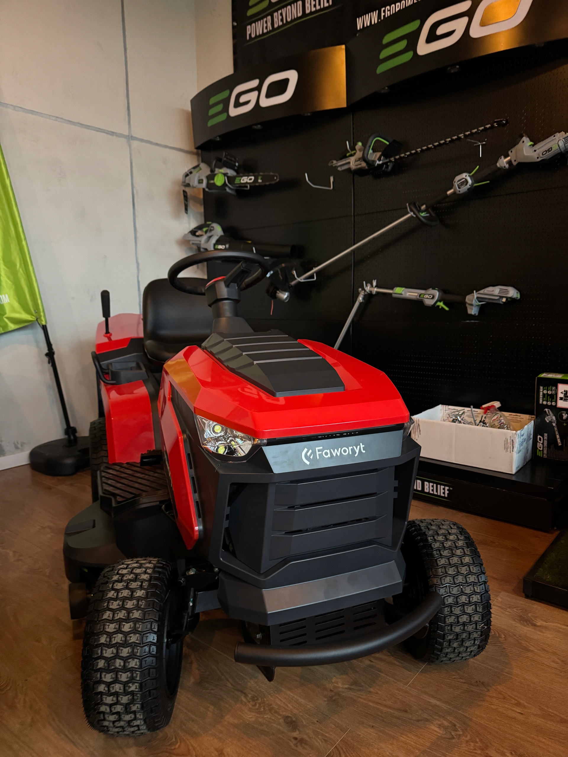 Traktor ogrodowy z koszem Faworyt TRT102H586V2 TR102HV Traktorek 2 cylindry Moc 12.5 kW