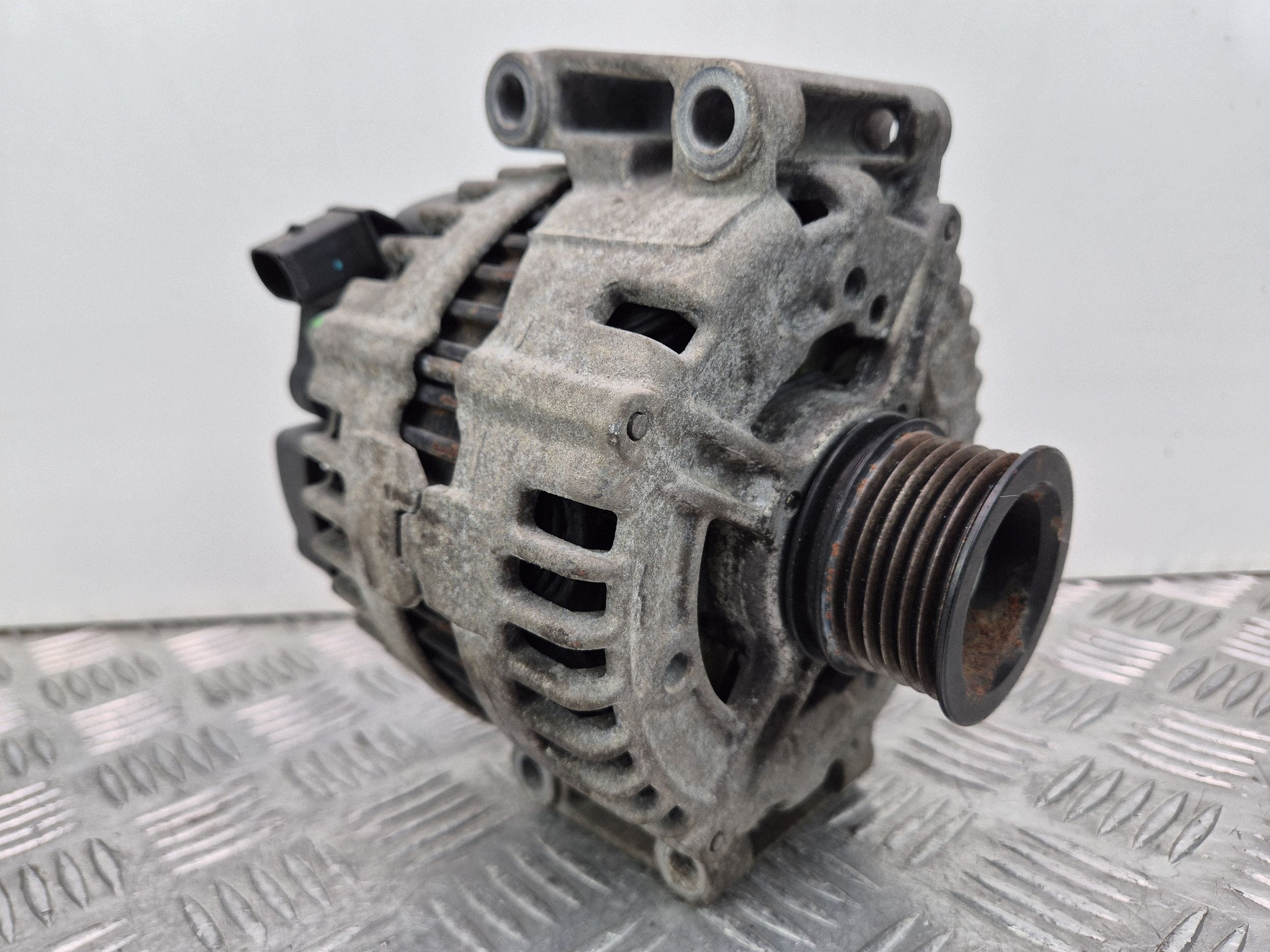 Mercedes E350 W211 3.5 alternátor M272 A0131545602