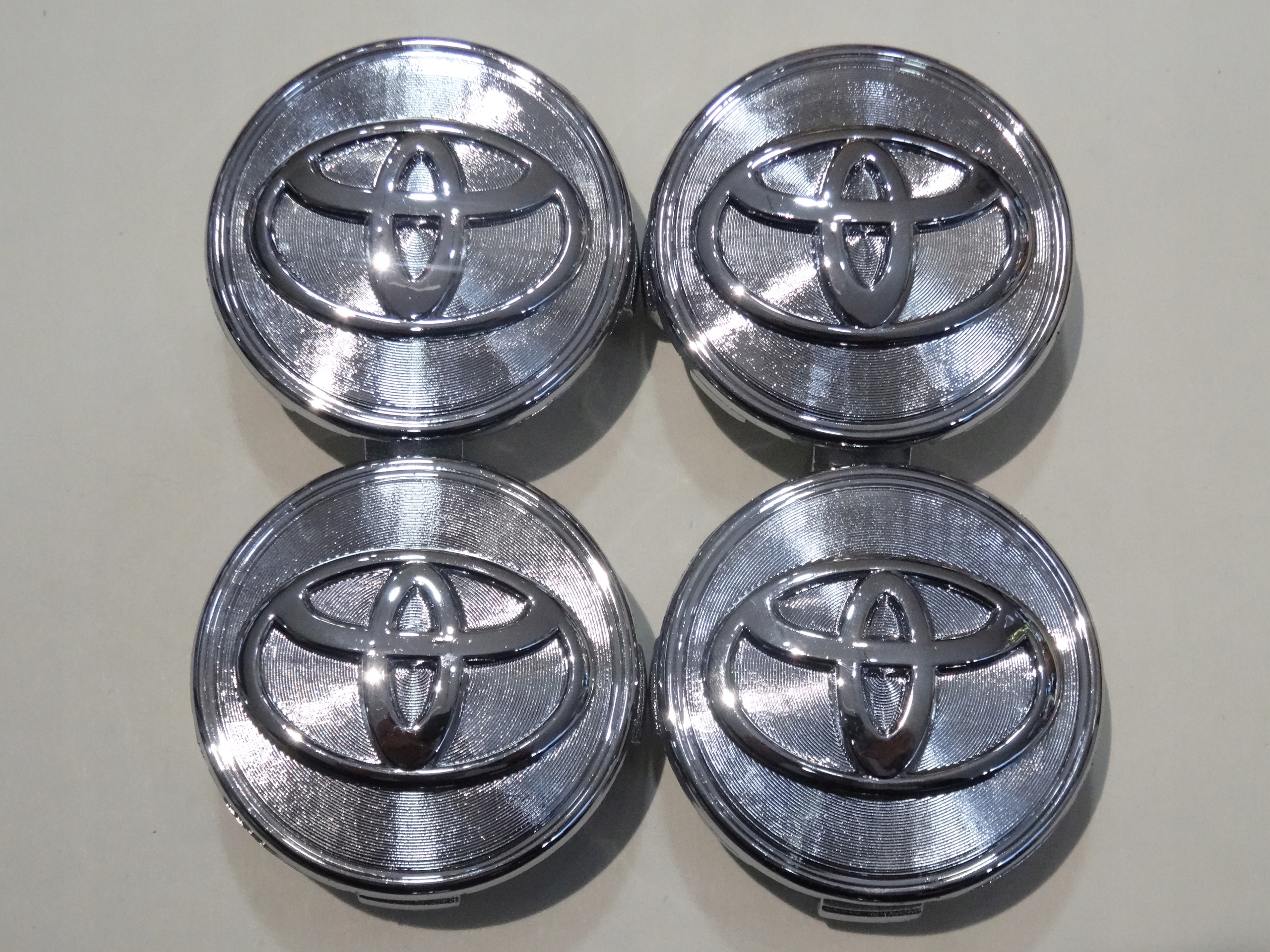 

4x Dekielki na felgi Toyota 62 mm mm ZZQ04165 3D s