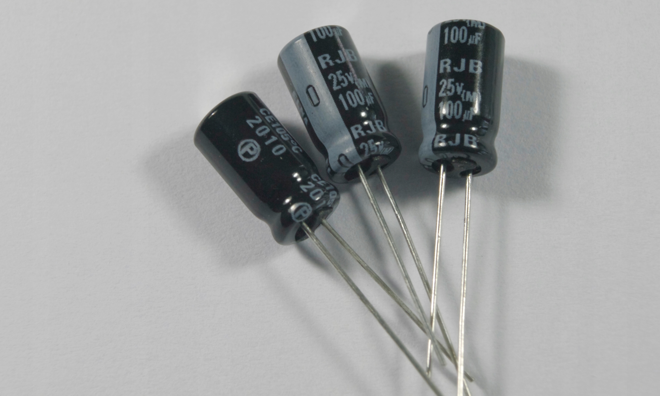 

Kondensator 100uF/25V Elna Low Impedance Rjb x8SZT