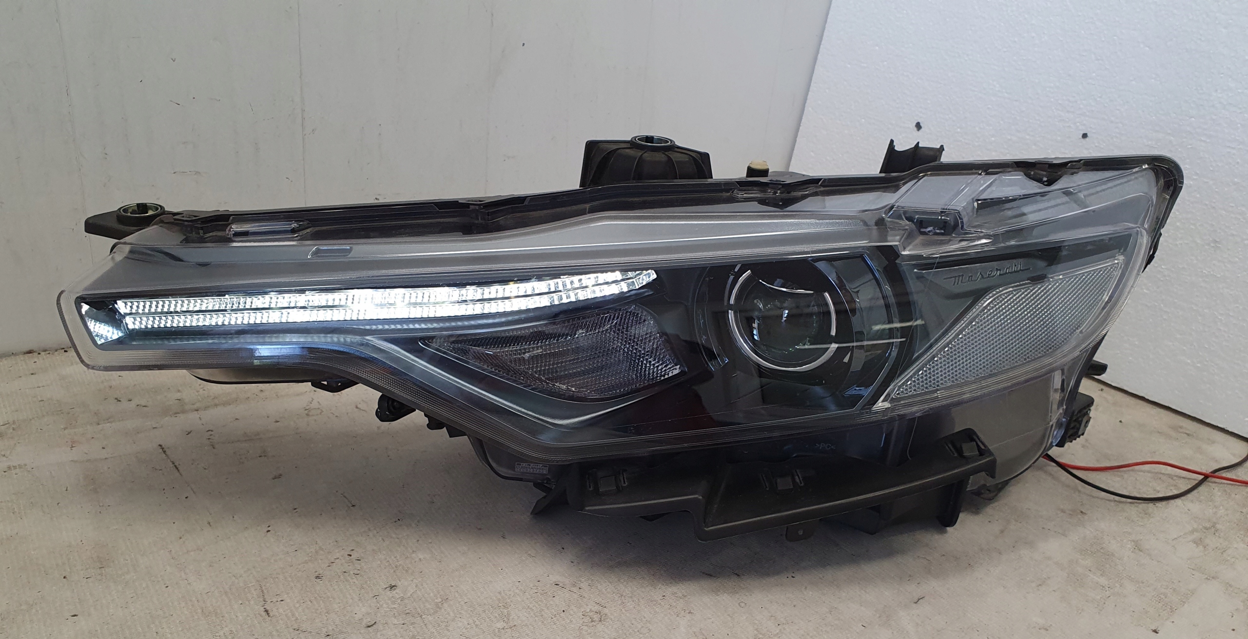 MASERATI LEVANTE 16-XENON LAMPA PRZÓD LEWA EUROPA