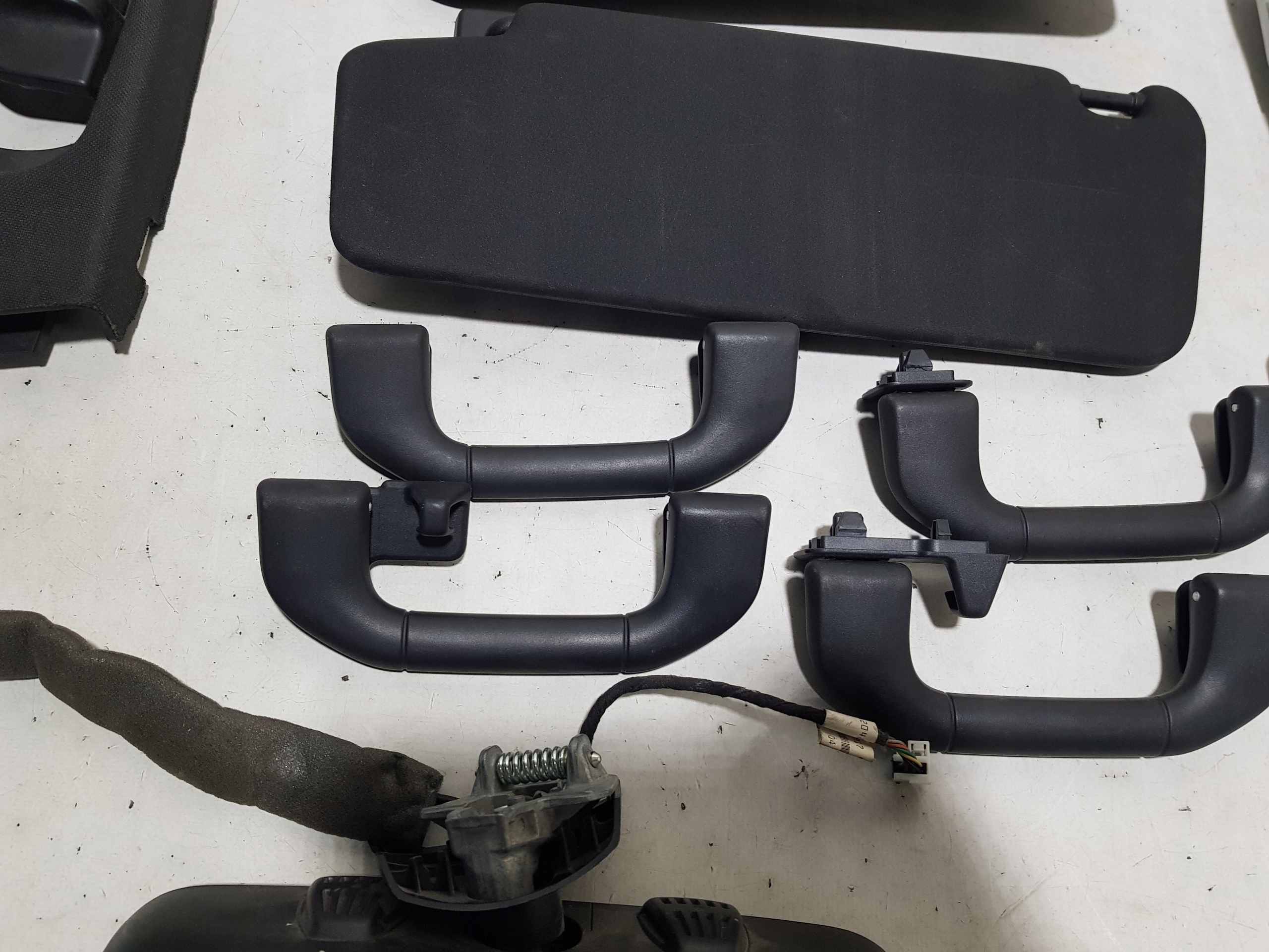 MERCEDES W204 AMG black, inner pillars light plastics