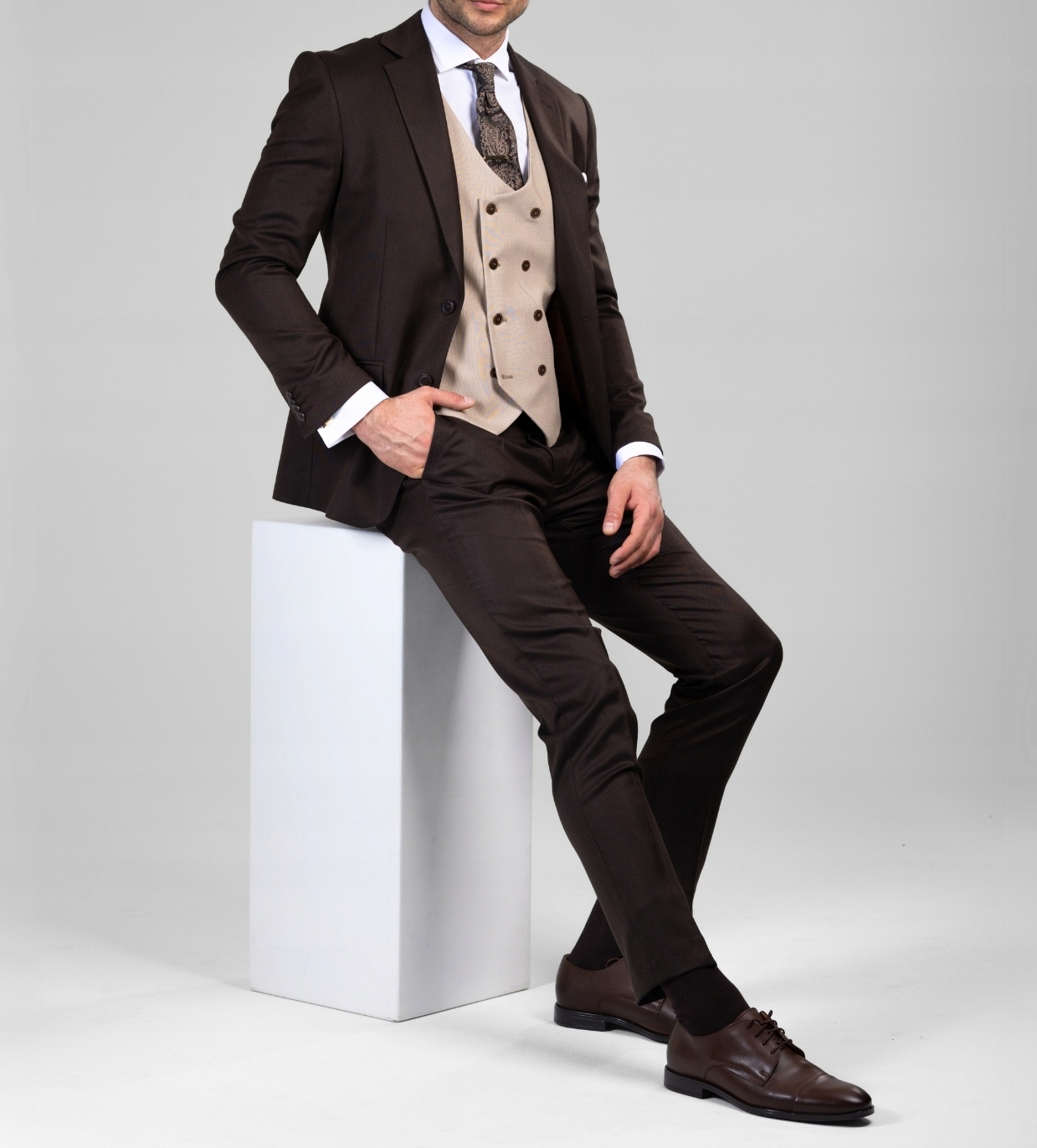 Elegantní pánský oblek v hnědé barvě 164/108/94