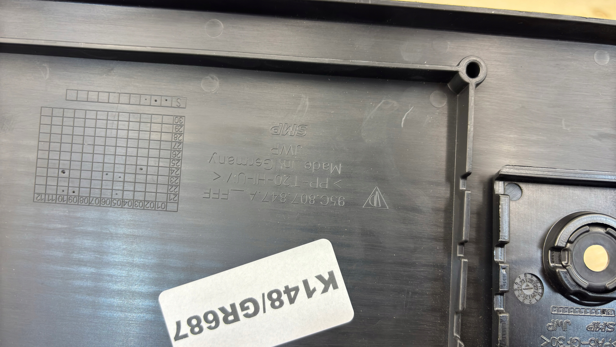 PORSCHE MACAN 95C bracket signs frame holder 95C807847A K148/GR687