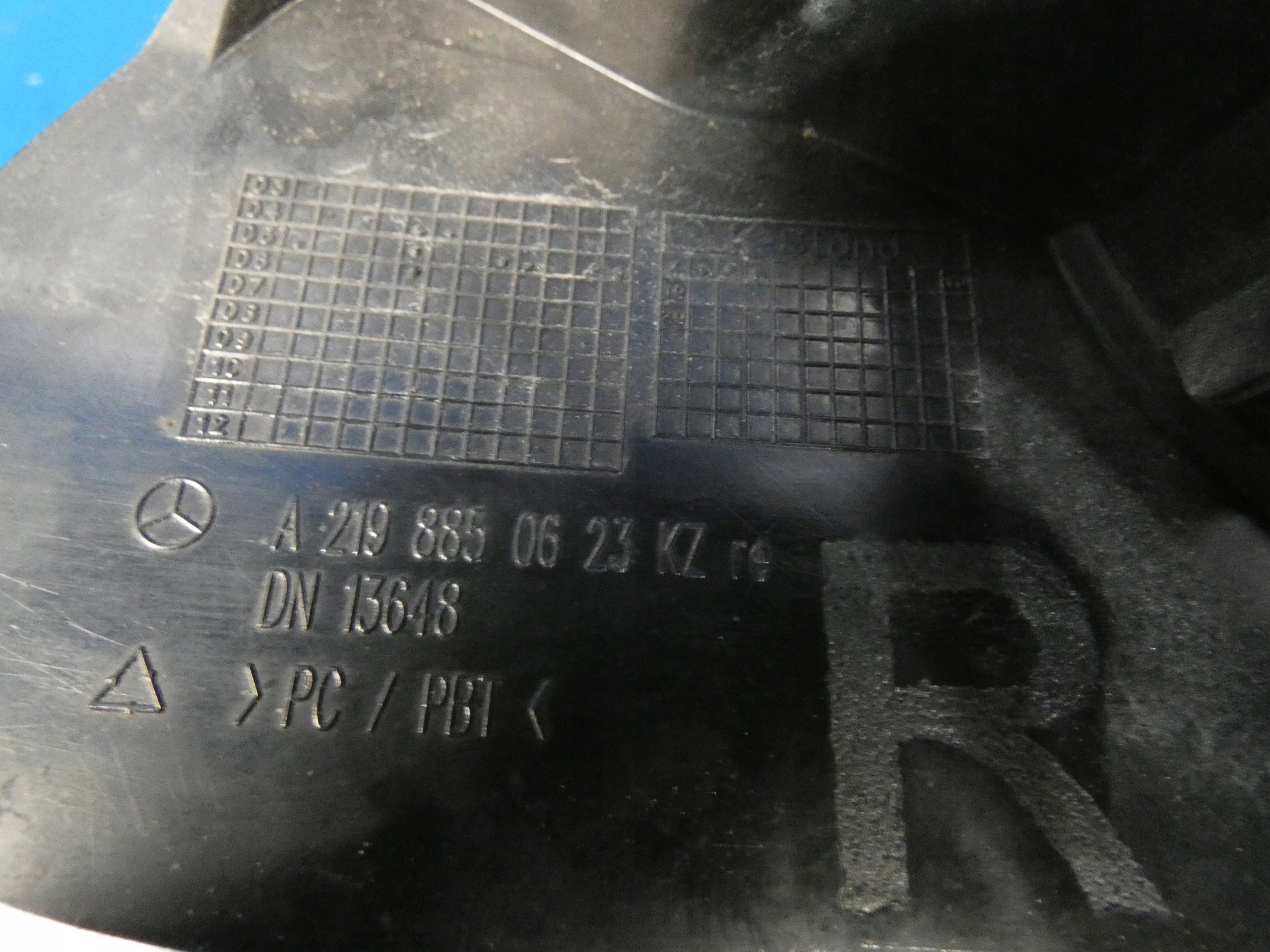 MERCEDES CLS W219 KRATKA HALOGENU ZDERZAKA PRAWA Installation side Front