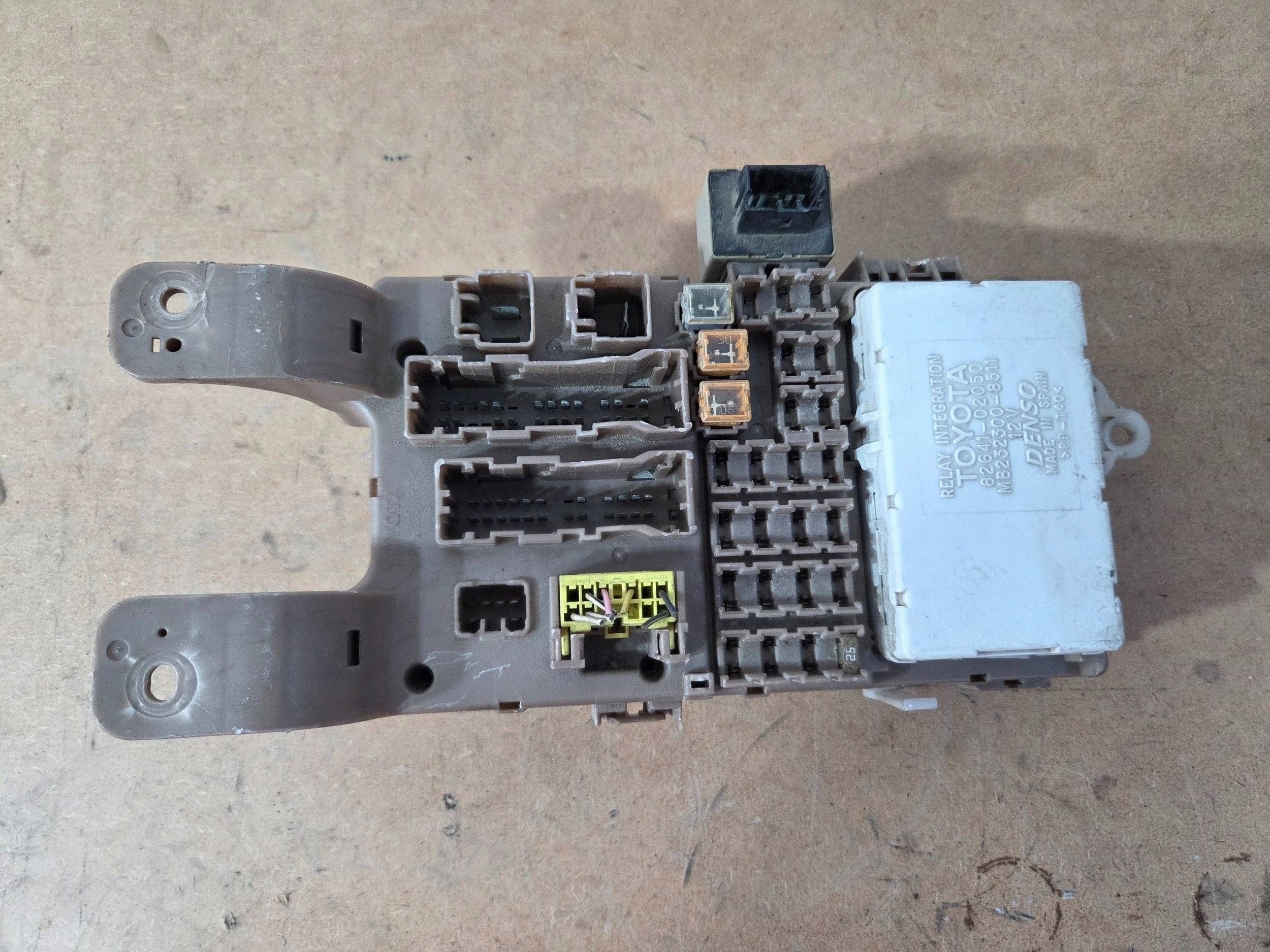 Toyota Corolla E12 E13 Module fusibles 8264102050 (K136)