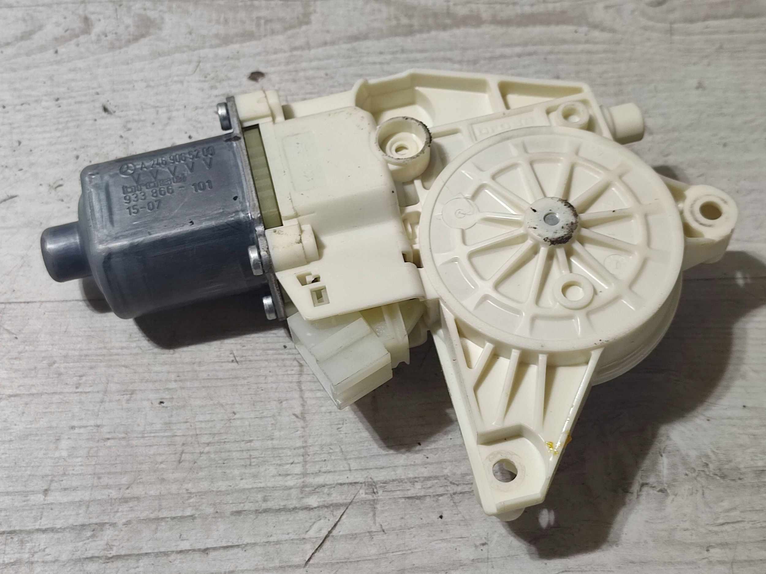 Mercedes-Benz GLA W156 2015 right engine regulatora windows door przednich