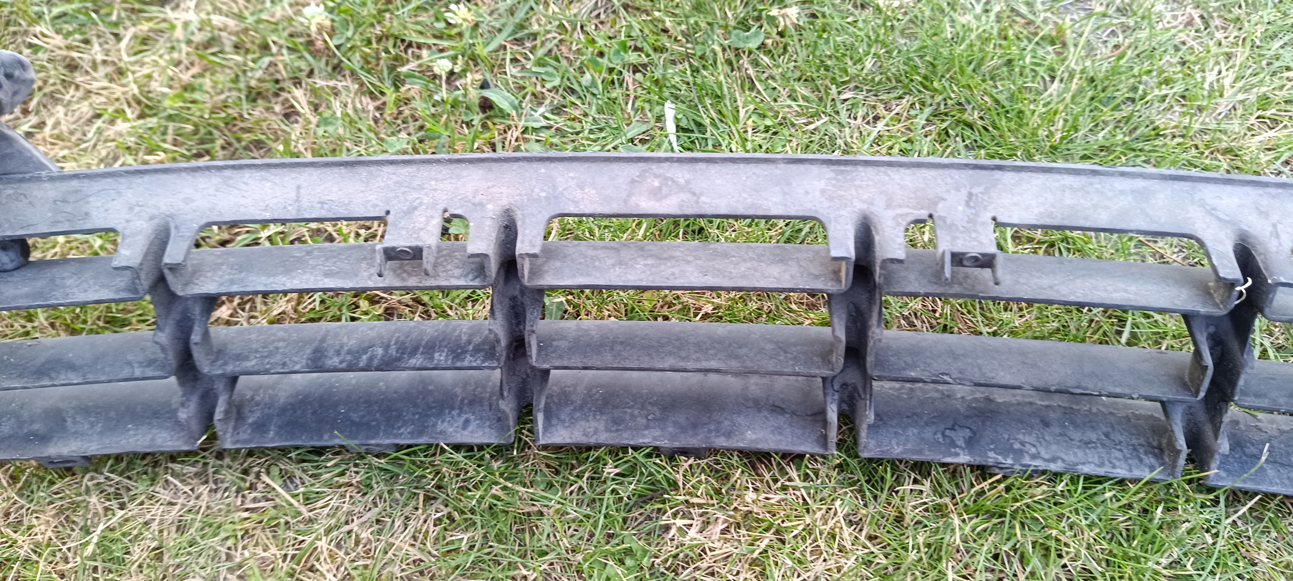 Lüftungsgitter mitte der Stoßstange VW GOLF IV 1J0853677D